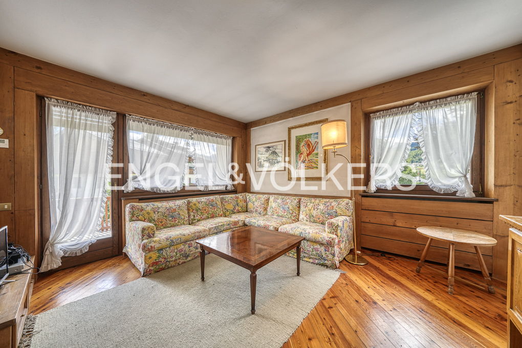 Near Corso Italia – Apartment Offering Excellent Renovation Opportunities