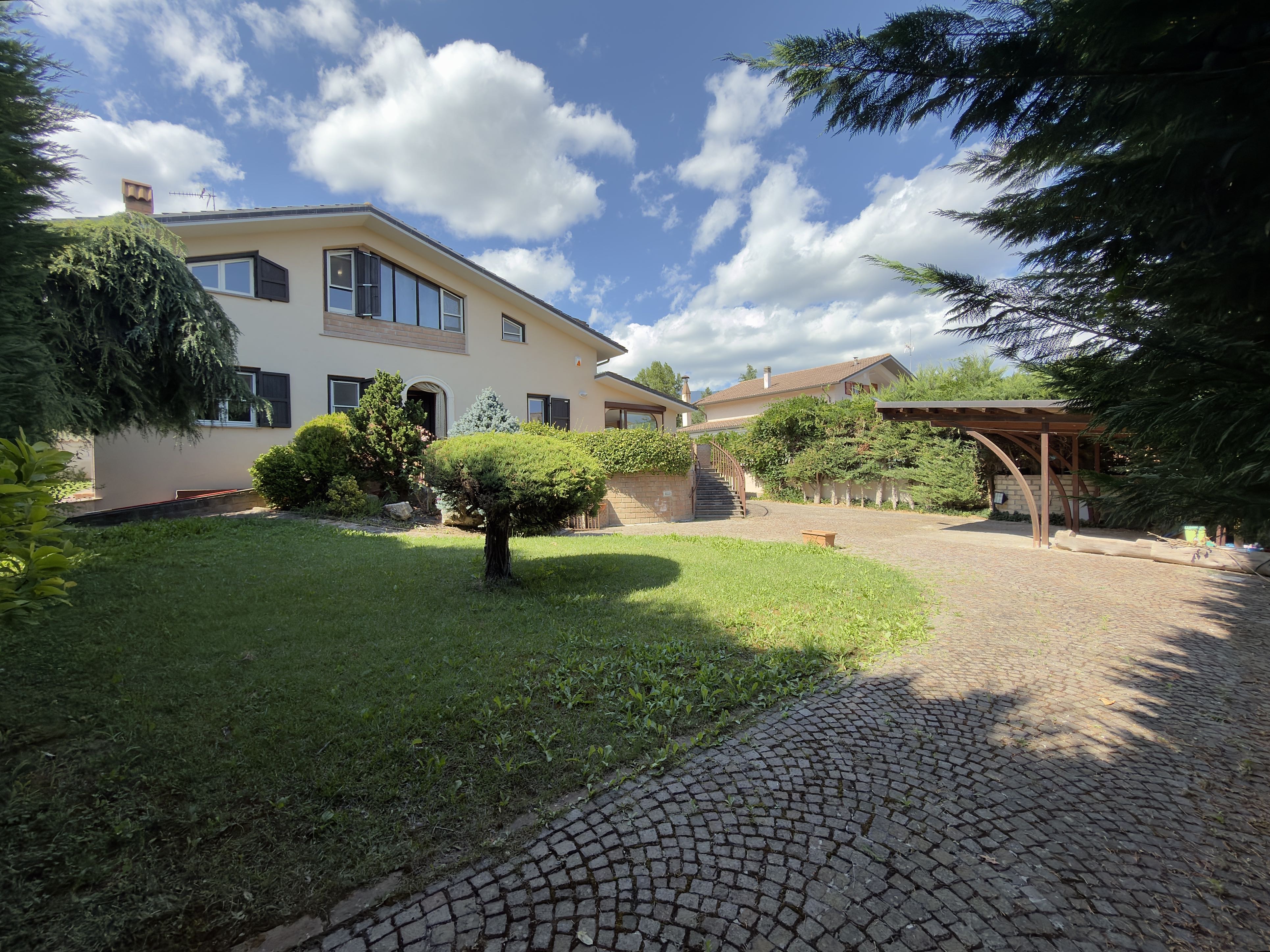 Elegance and privacy in Tempera: villa with private garden