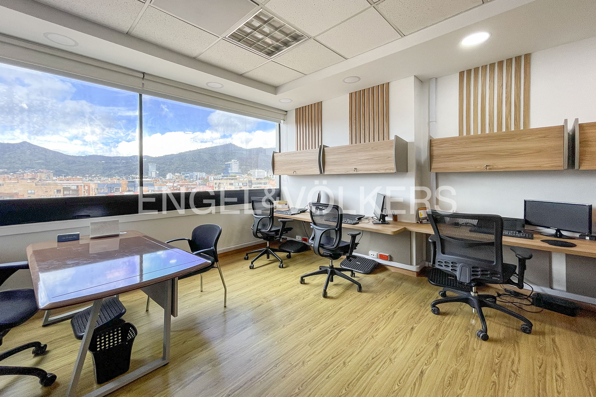 Oficina con mobiliario en arriendo sobre la autopista