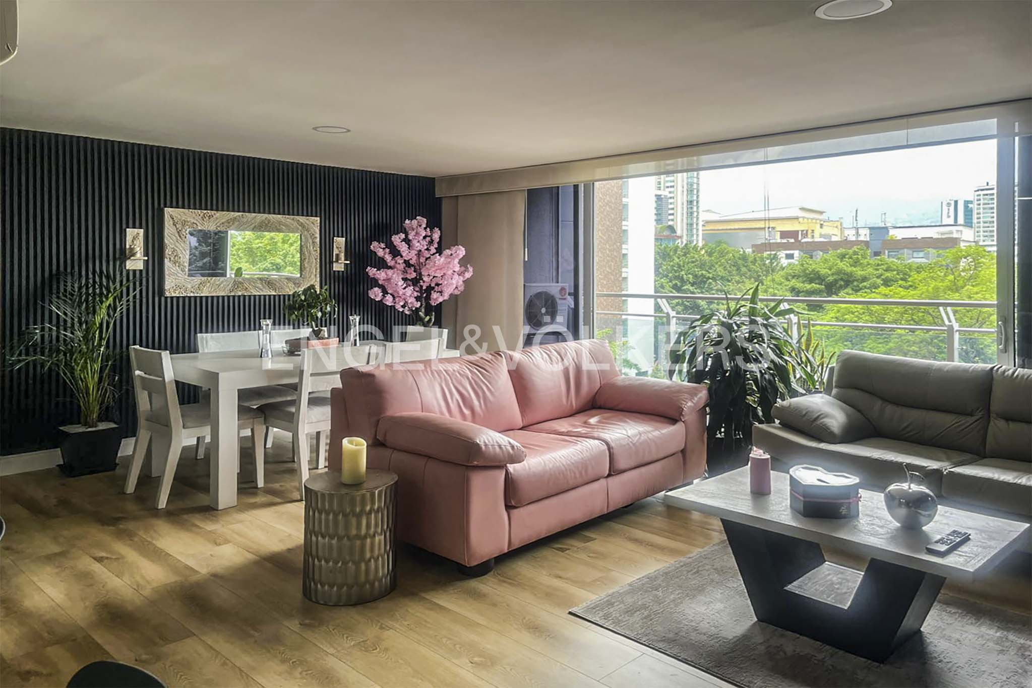 Apartamento amoblado con balcón para venta en Milla de Oro, El Poblado