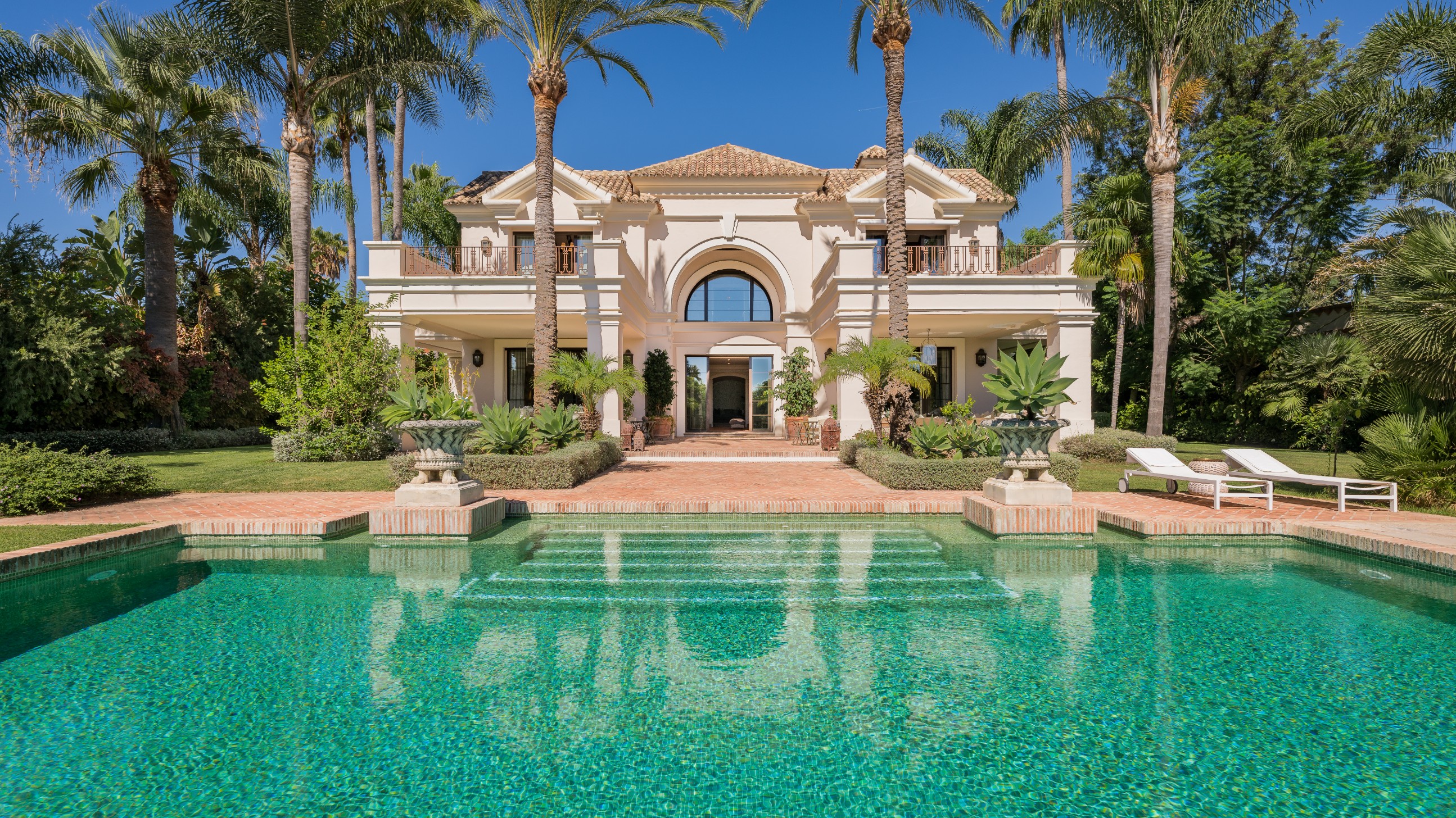 Exquisite Luxury Mansion within walking distance to the beach in Guadalmina Baja