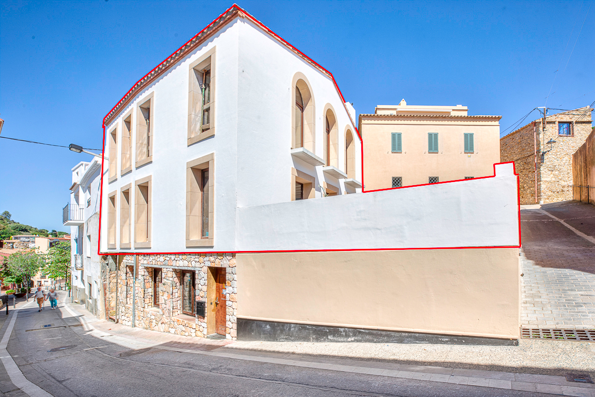 New-build house in Begur historic center