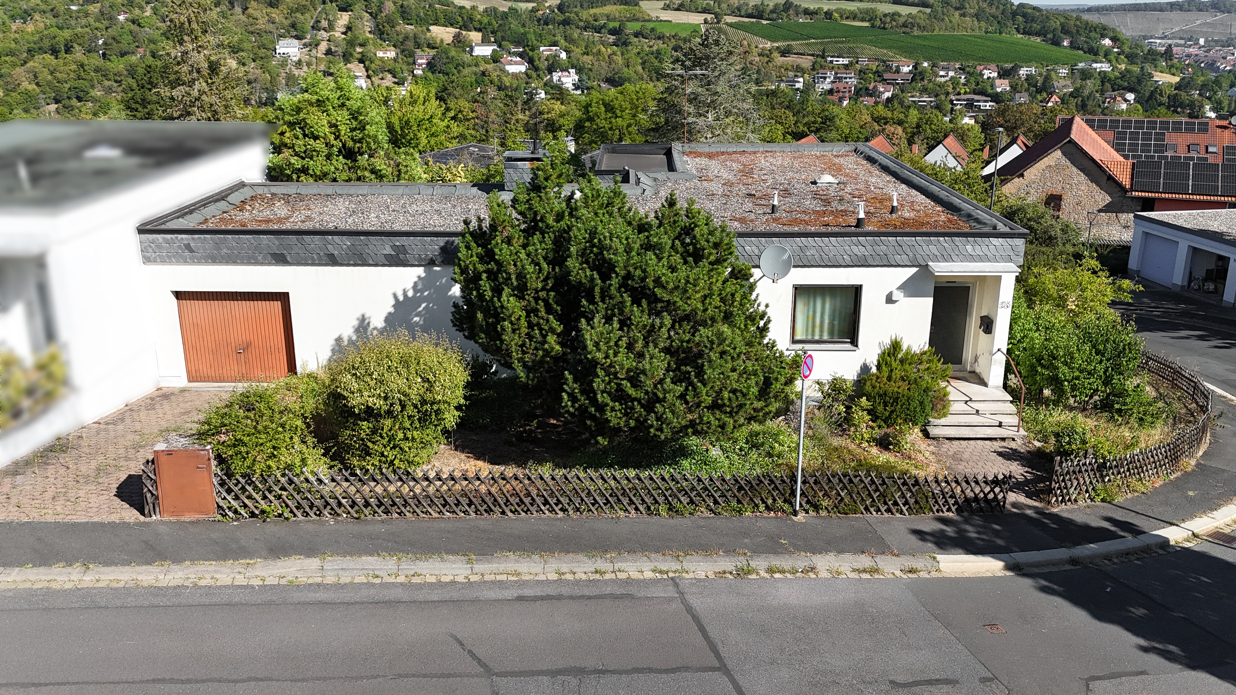 Bungalow-Charme trifft Gestaltungsspielraum – Immobilie mit Zukunftspotenzial und Stadtblick!