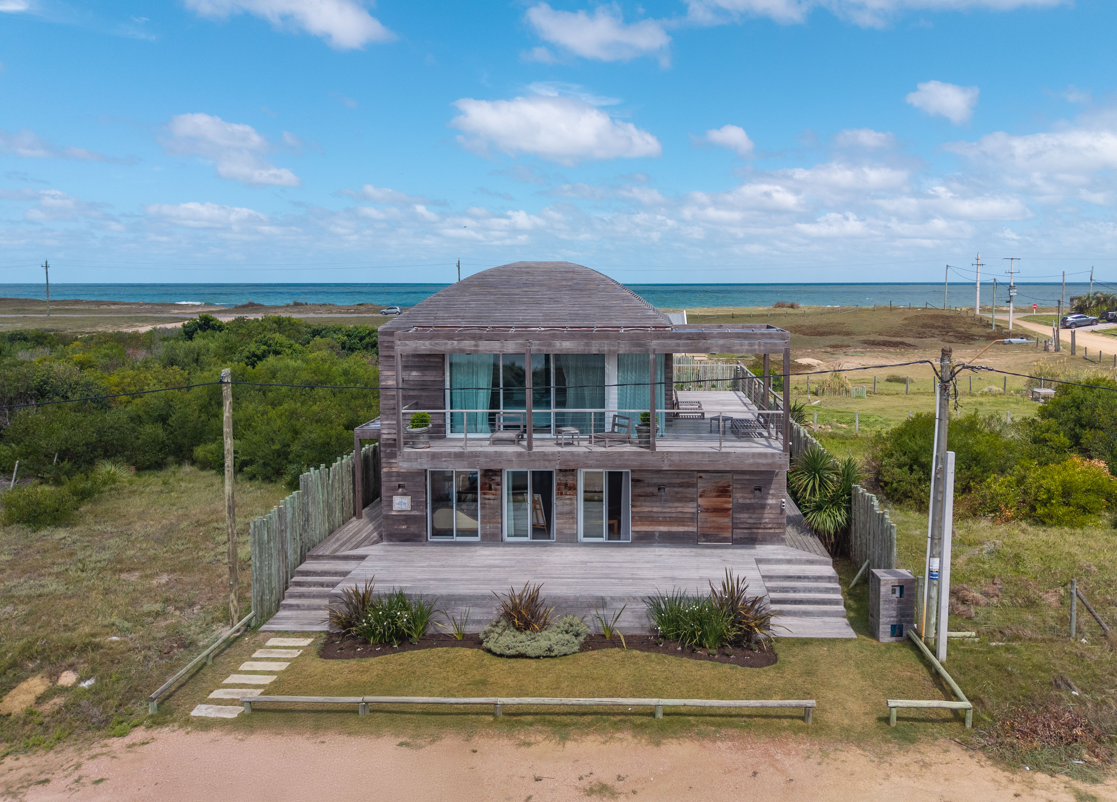 Casa de diseño frente a la laguna, a minutos de José Ignacio