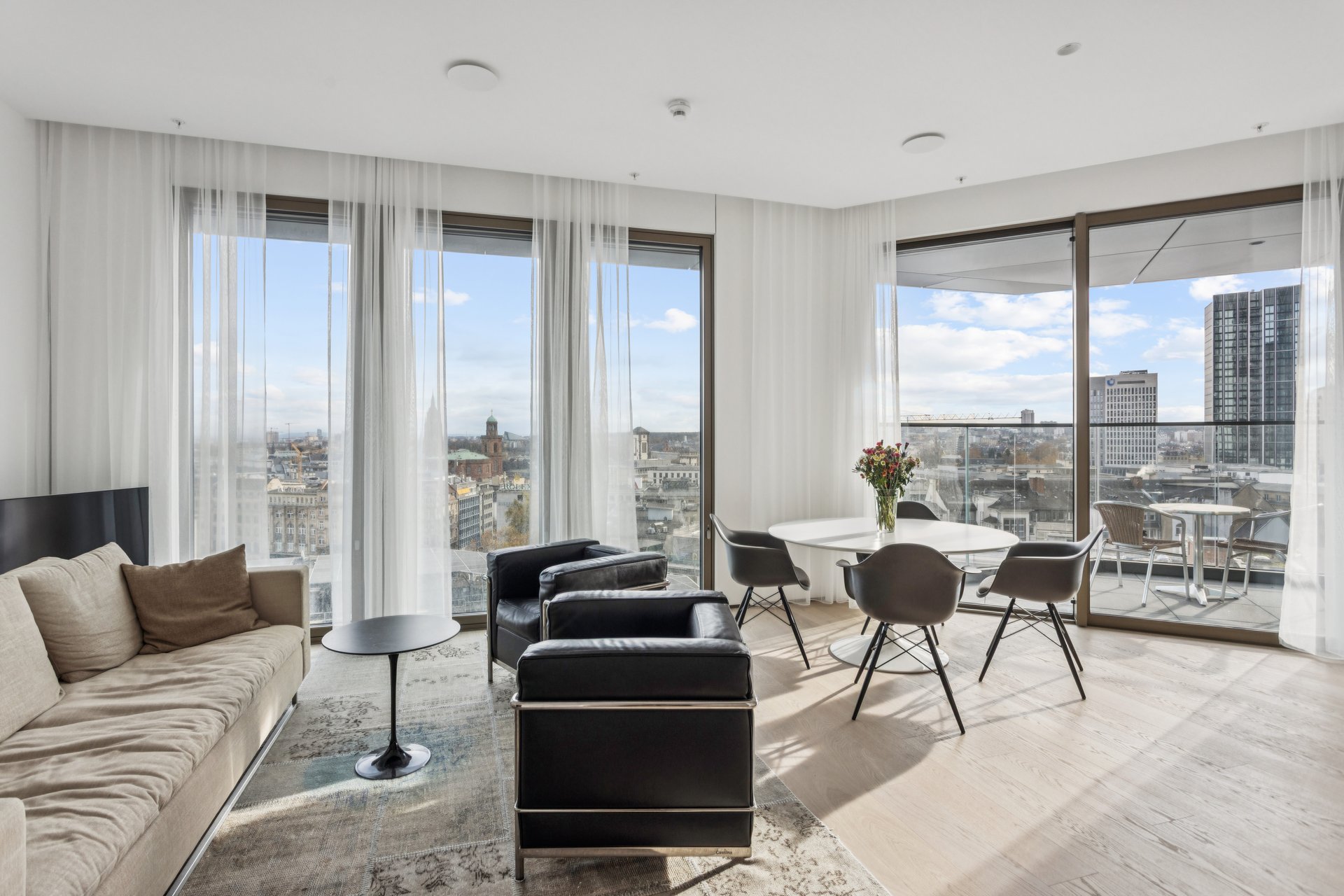 Elegante Zwei-Zimmer-Wohnung mit atemberaubendem Ausblick im exklusiven FOUR Gebäude