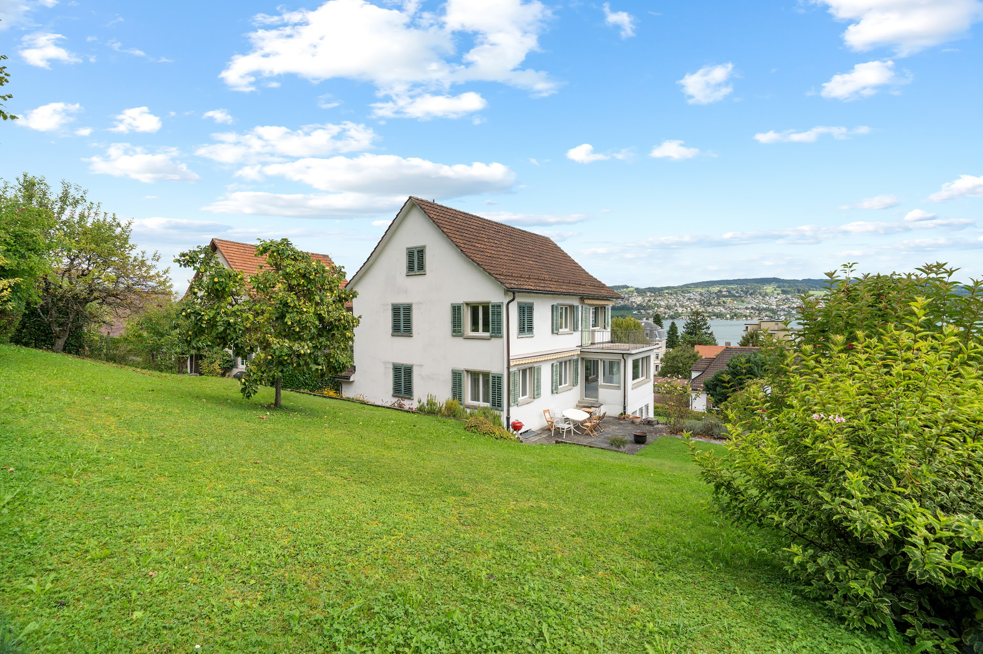 House with lake view and large garden in Oberrieden