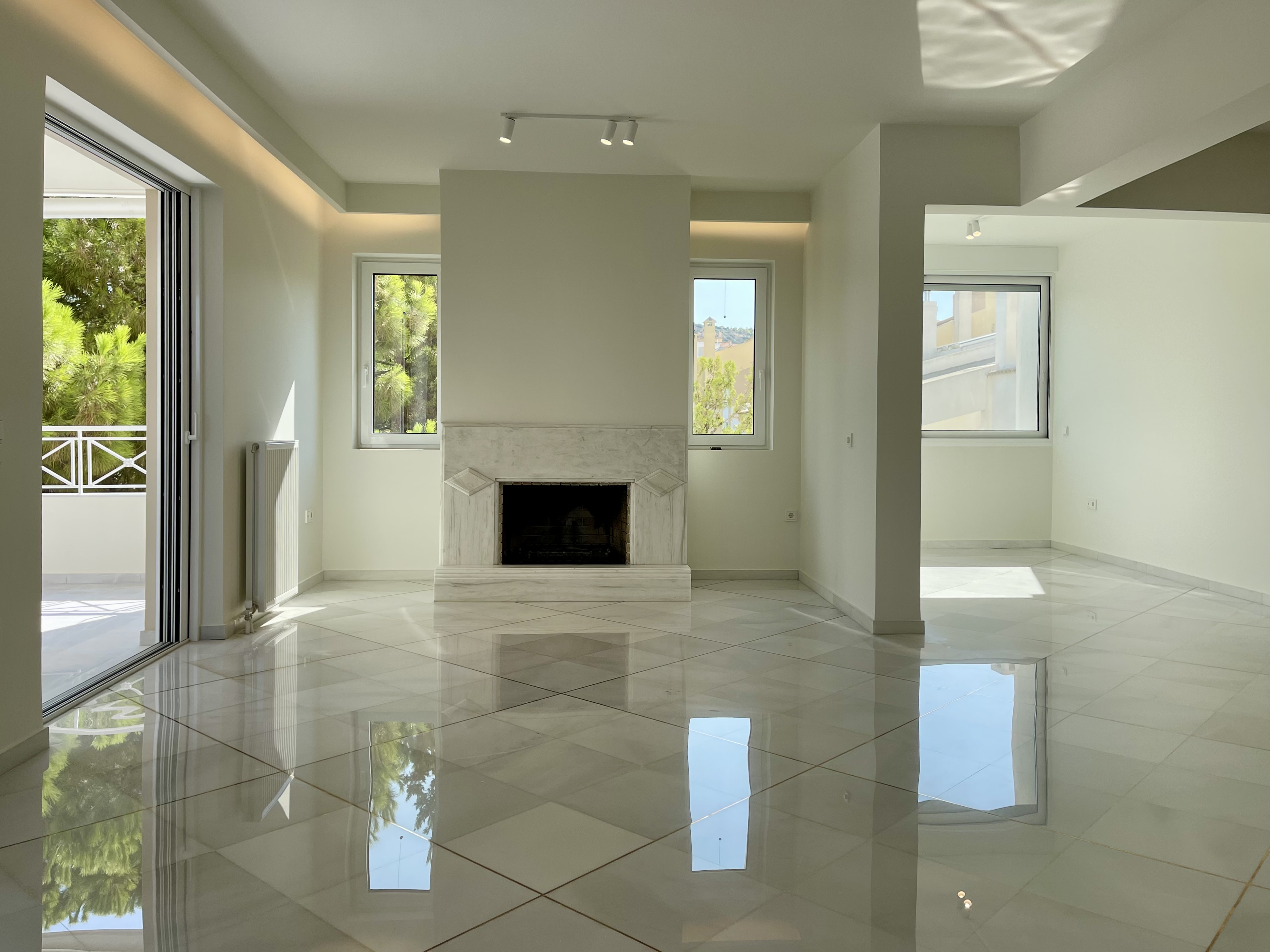 Luxury 3-bed renovated apartment near Kavouri beach