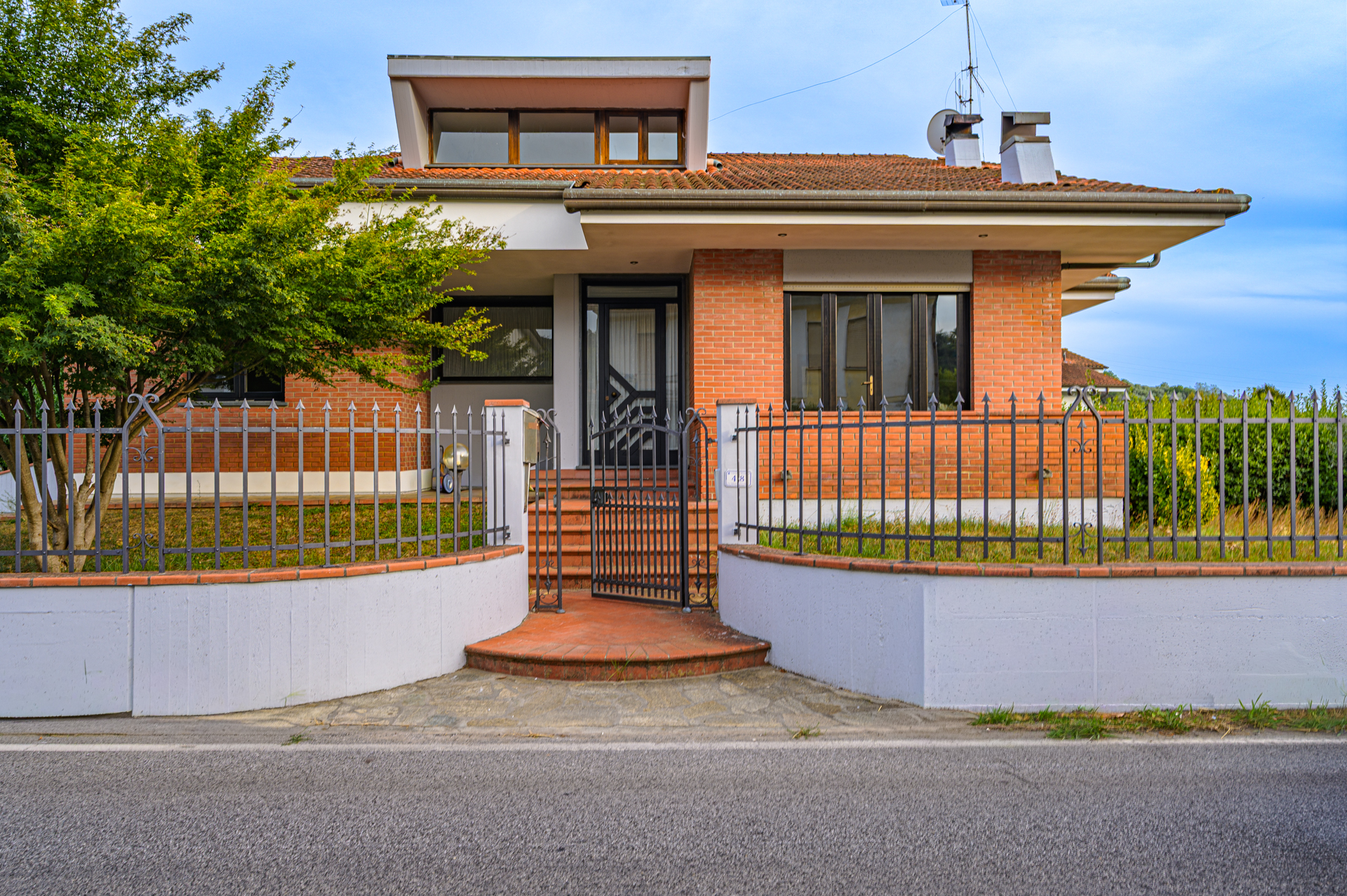 Freistehende Villa mit Garten und Garage in Bozzano