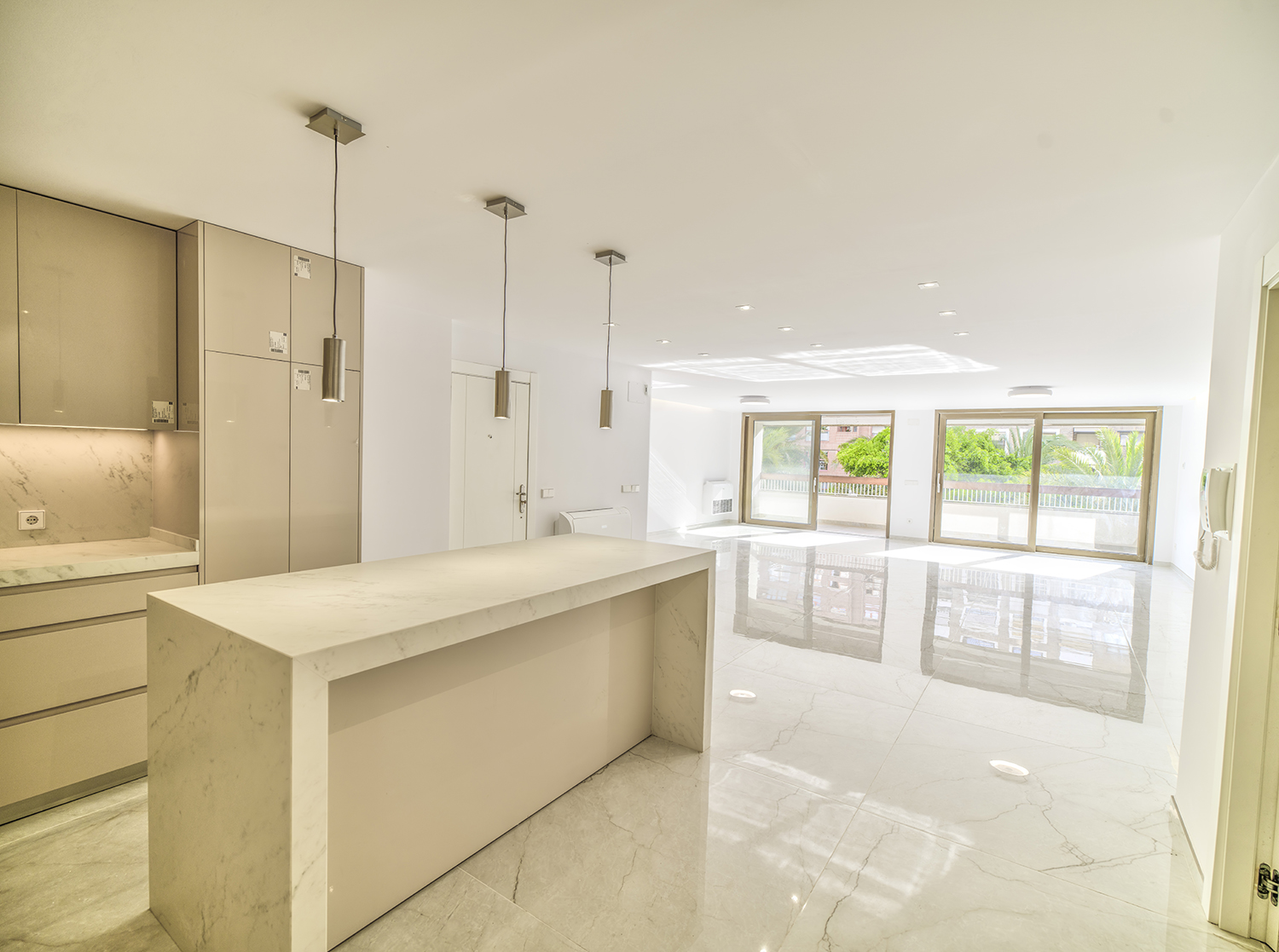 Lujo en Edificio Señorial con Garaje en Avda. Oscar Esplá