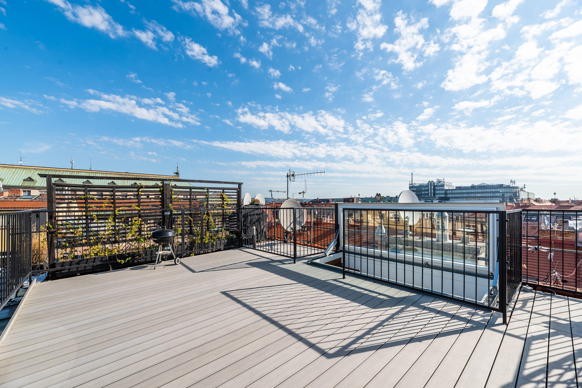 Rent of a fully furnished apartment in the centre with a terrace and a balcony