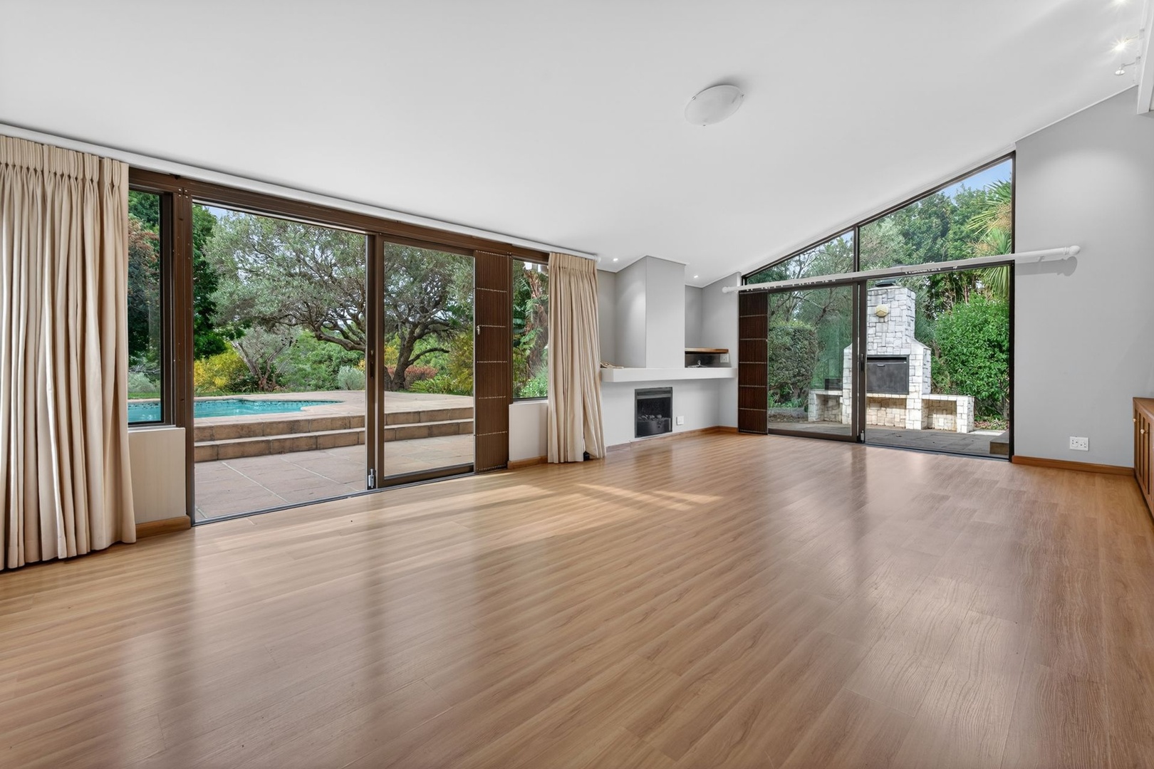 Spacious Family Home To Rent in Constantia
