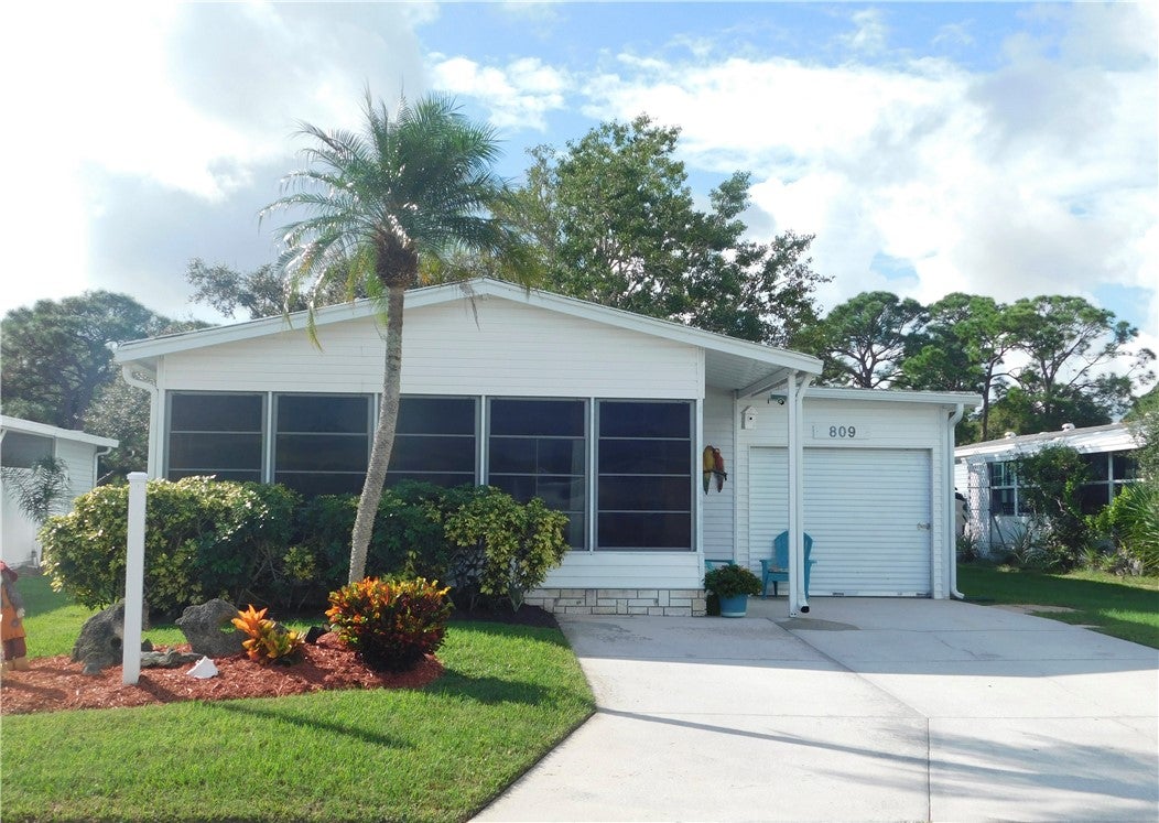 Your Gateway to Waterfront Community Amenities