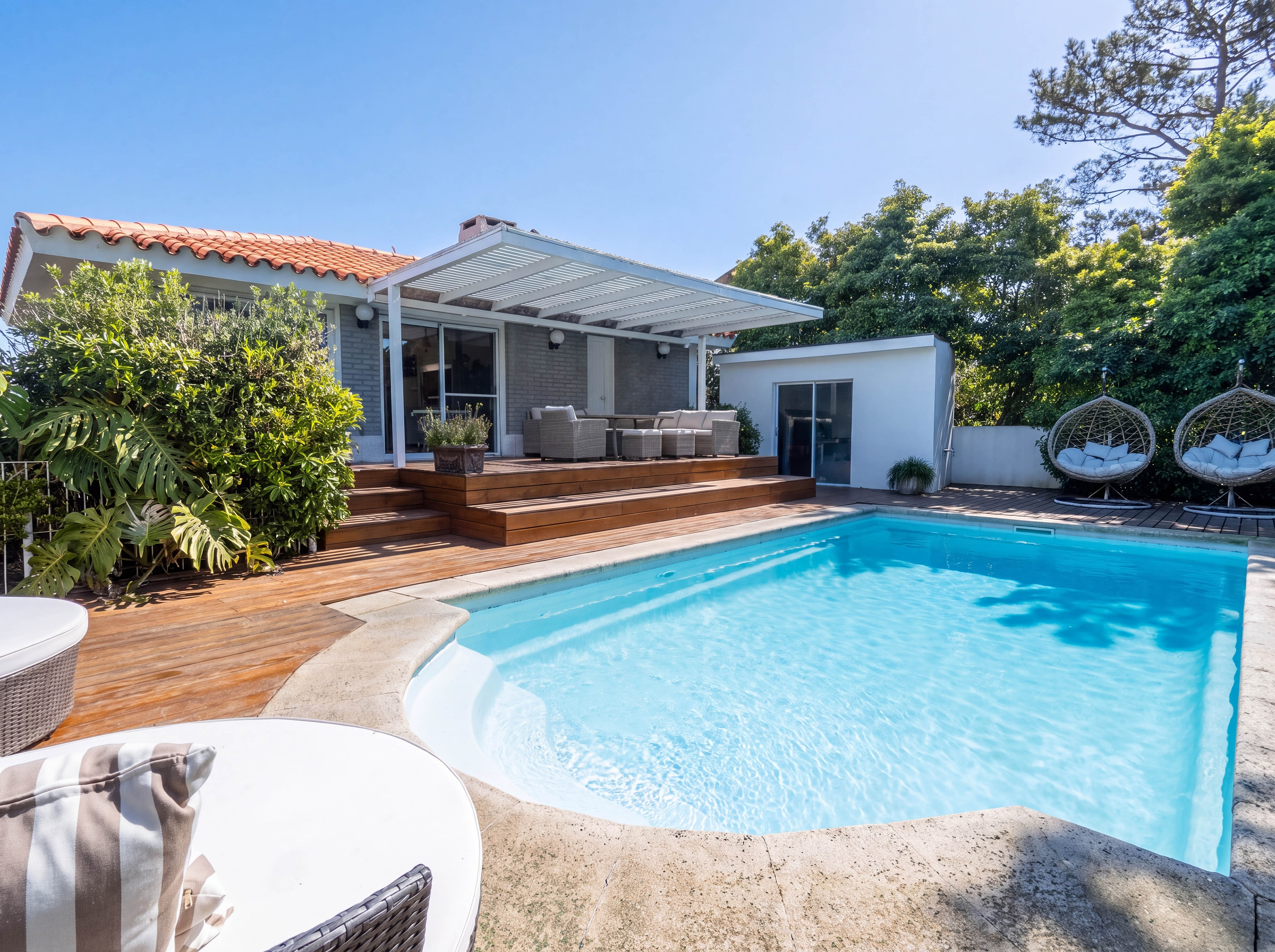 Chalet tradicional actualizado, gran parque y piscina en Pinares [Modificado por IA]