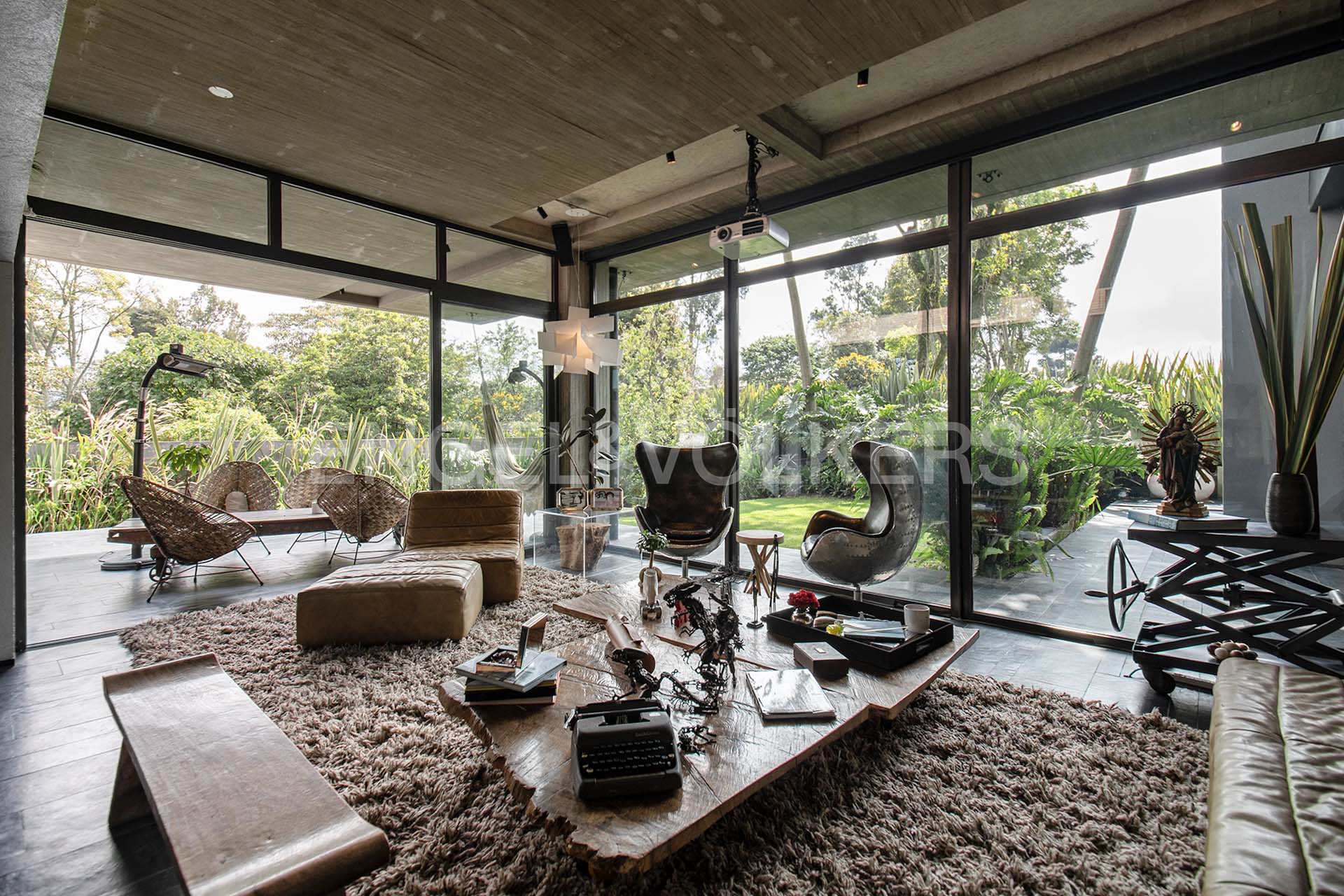 Casa moderna con jardín y vista verde para venta en Cerros de Niza