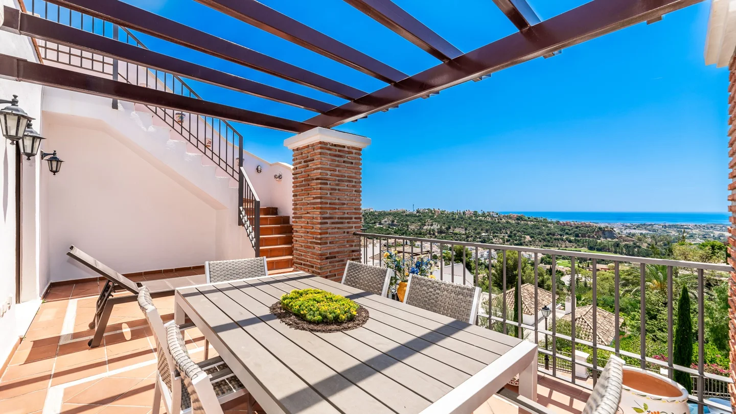 Penthouse in Los Arqueros mit 360-Grad-Blick auf das Meer und den Golfplatz.