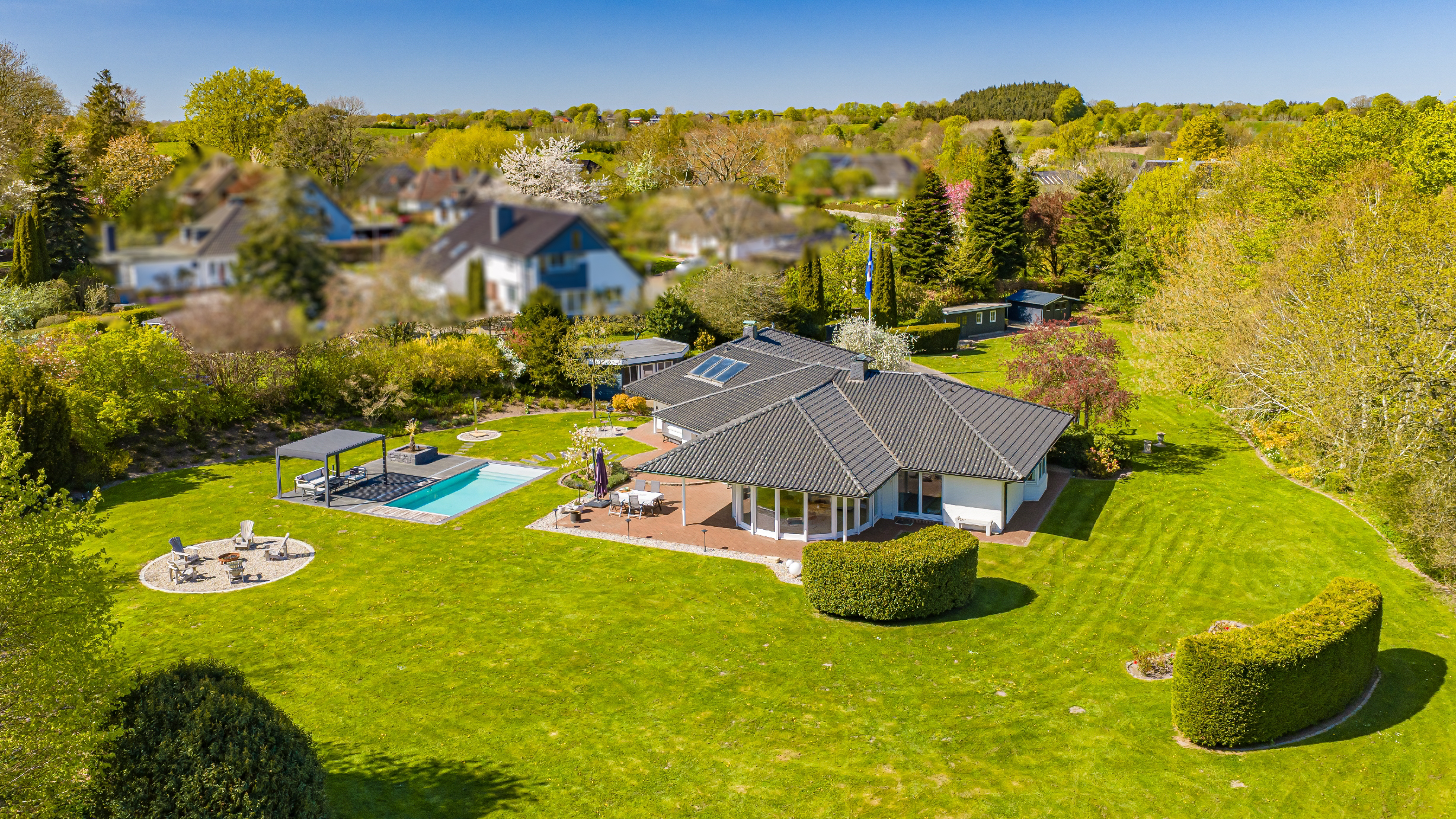 Exklusiver Bungalow bei Glücksburg in Meernähe, parkähnliches Grundstück, Pool und Saunahaus