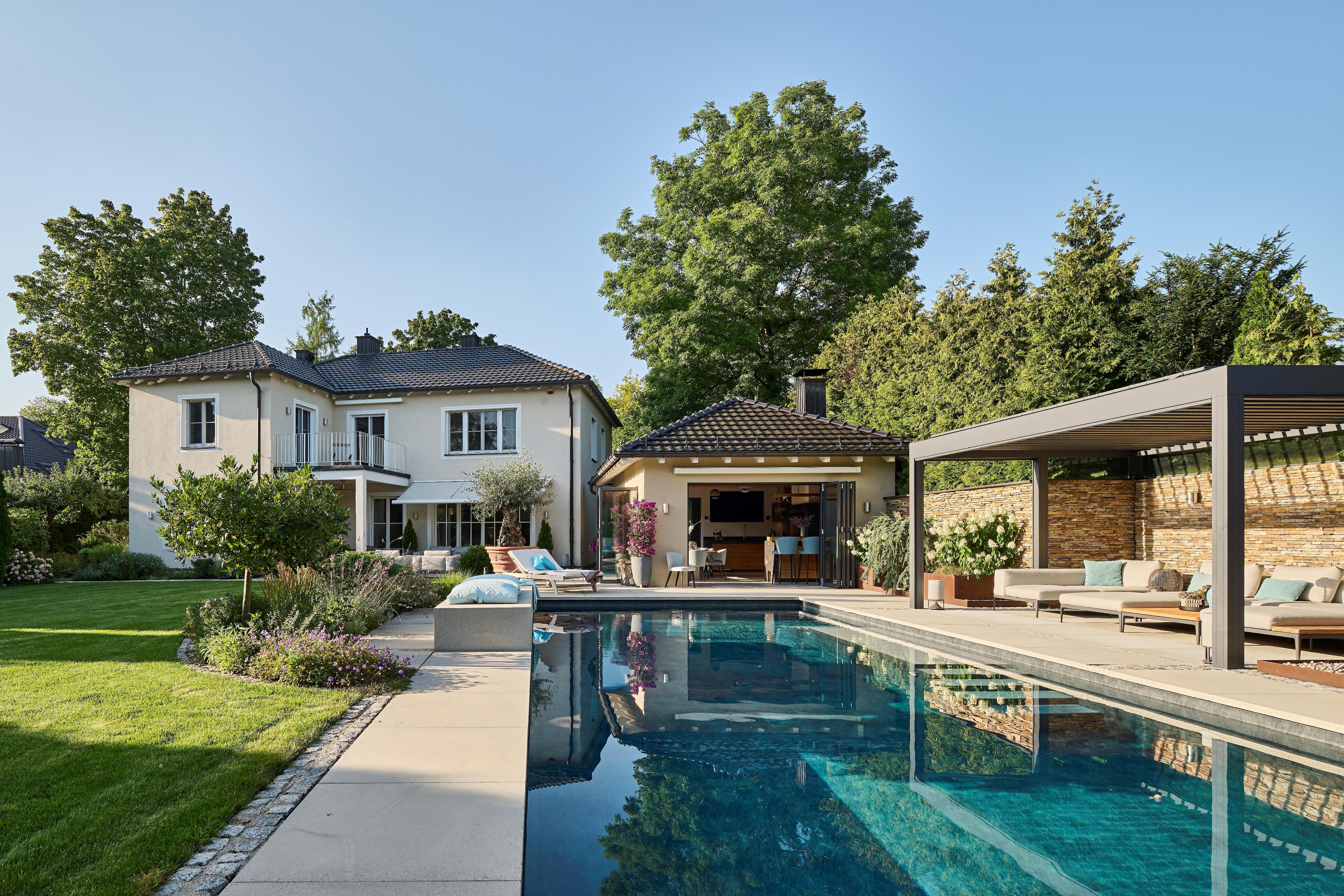 Mediterrane Villa mit separatem Vorderhaus