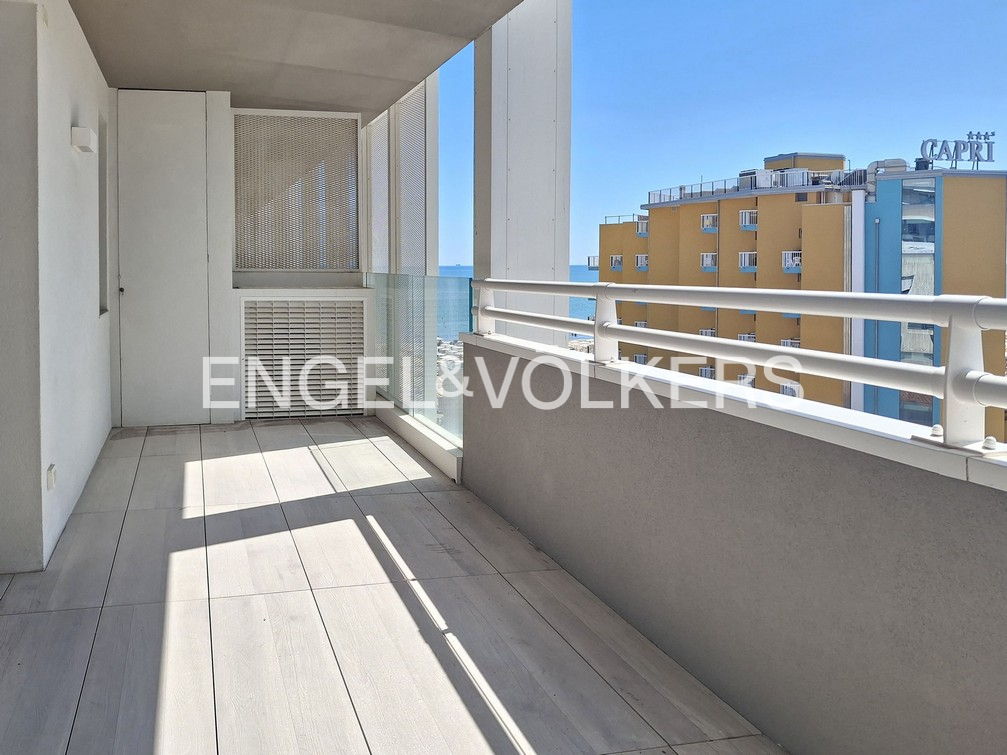 Three-bedroom apartment with sea view