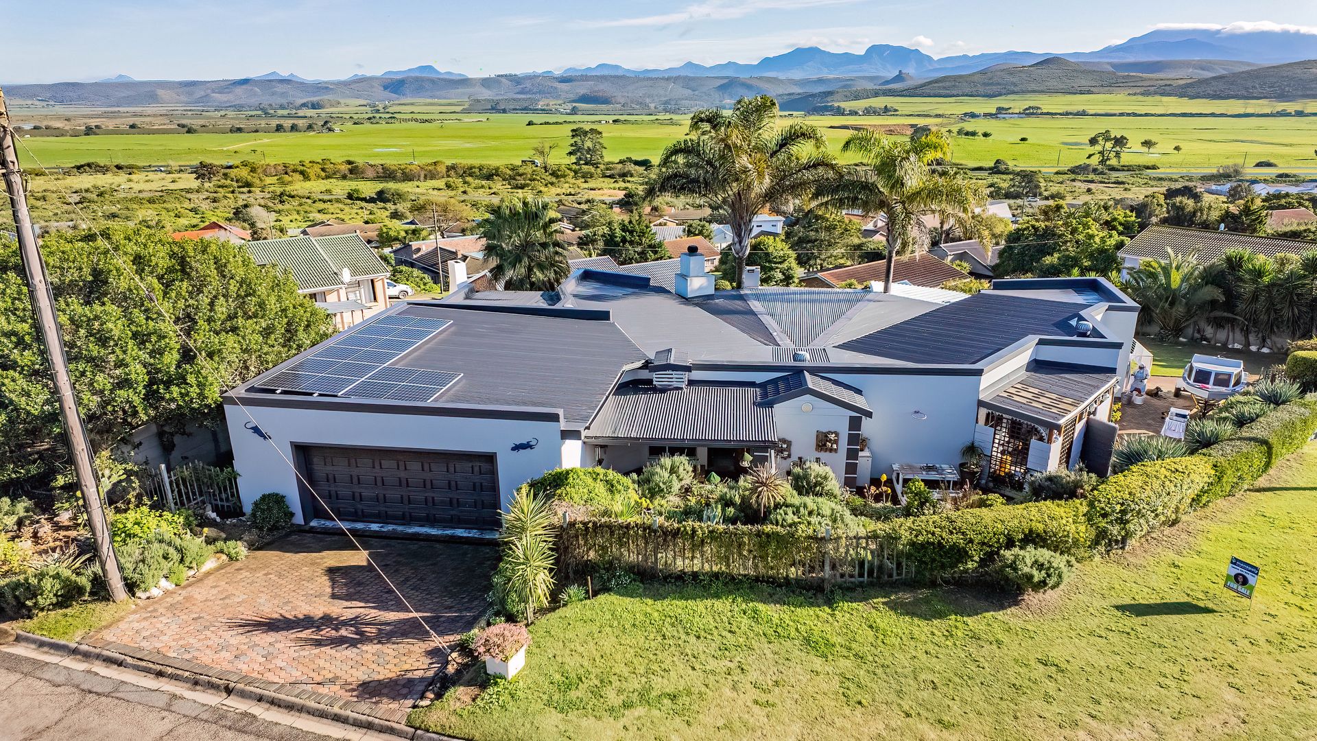 Unique 5-Bedroom Haven with Breathtaking Outeniqua Mountain Views in Fraaiuitsig
