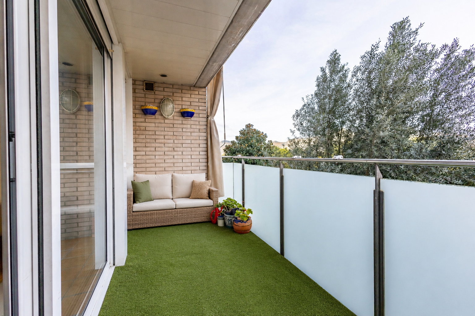 Flat with parking, storage room and swimming pool in the best area of Sant Joan Despí