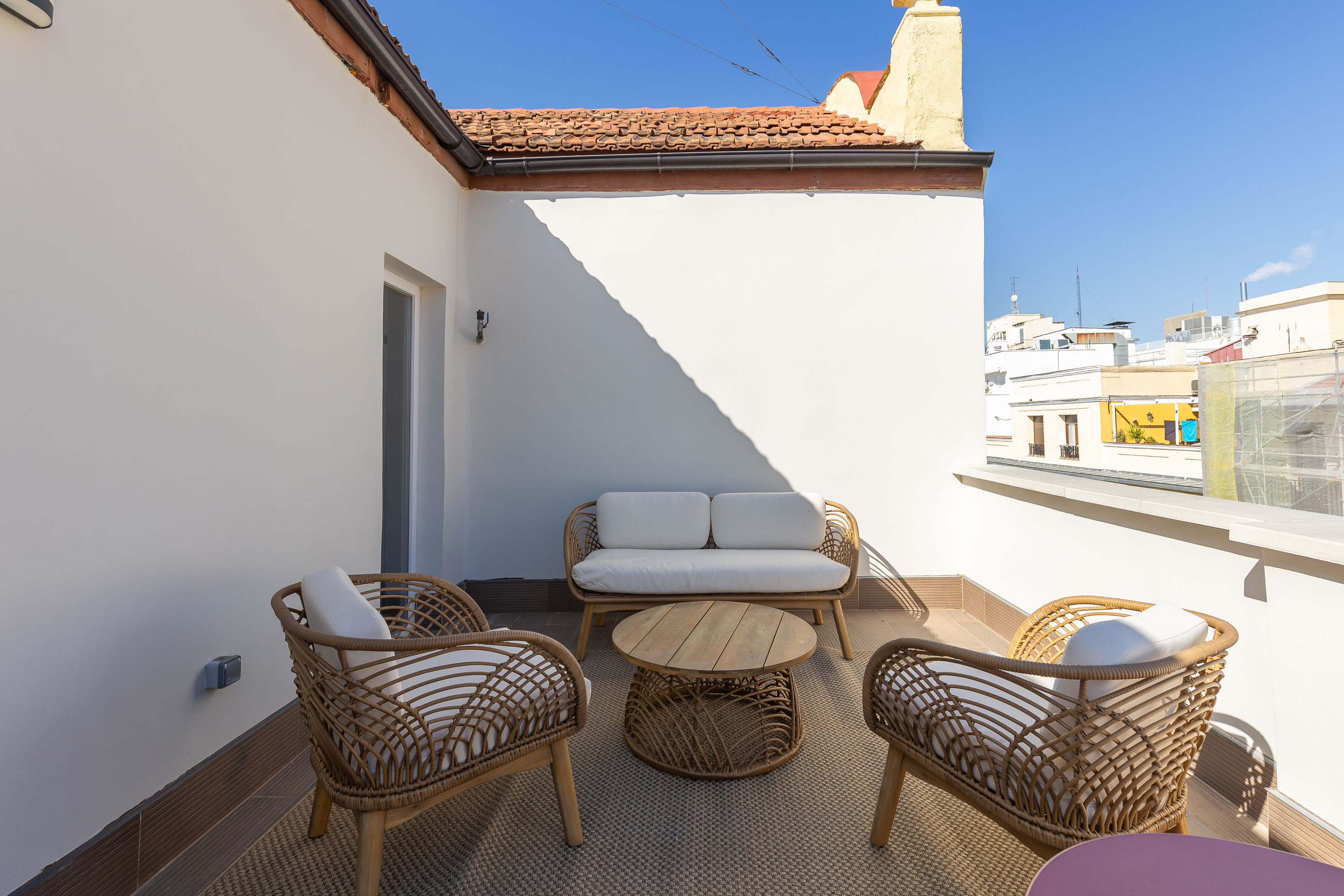 Renovated penthouse with terrace in Goya.