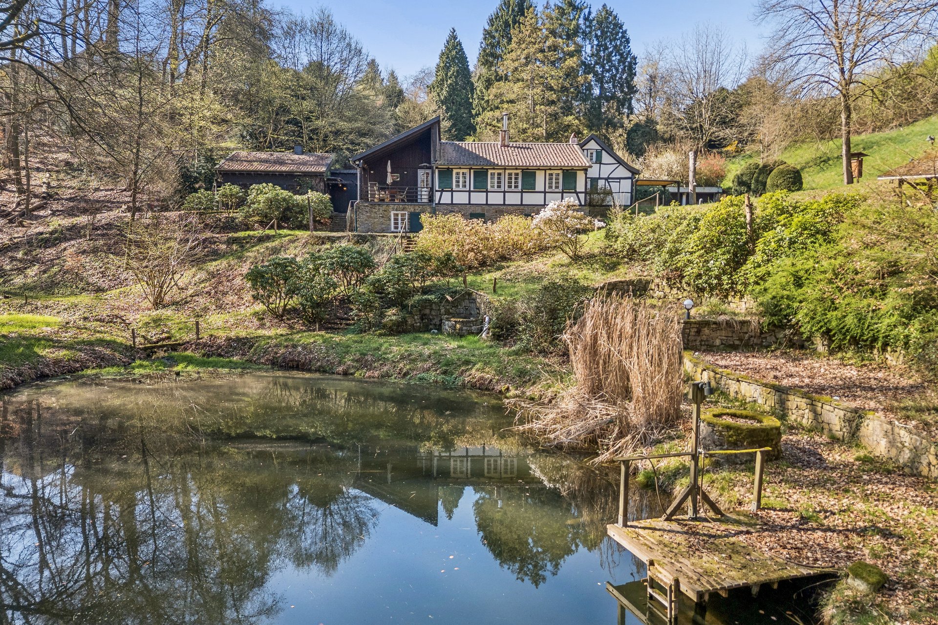 Between forest whispers and water views - a home full of poetry