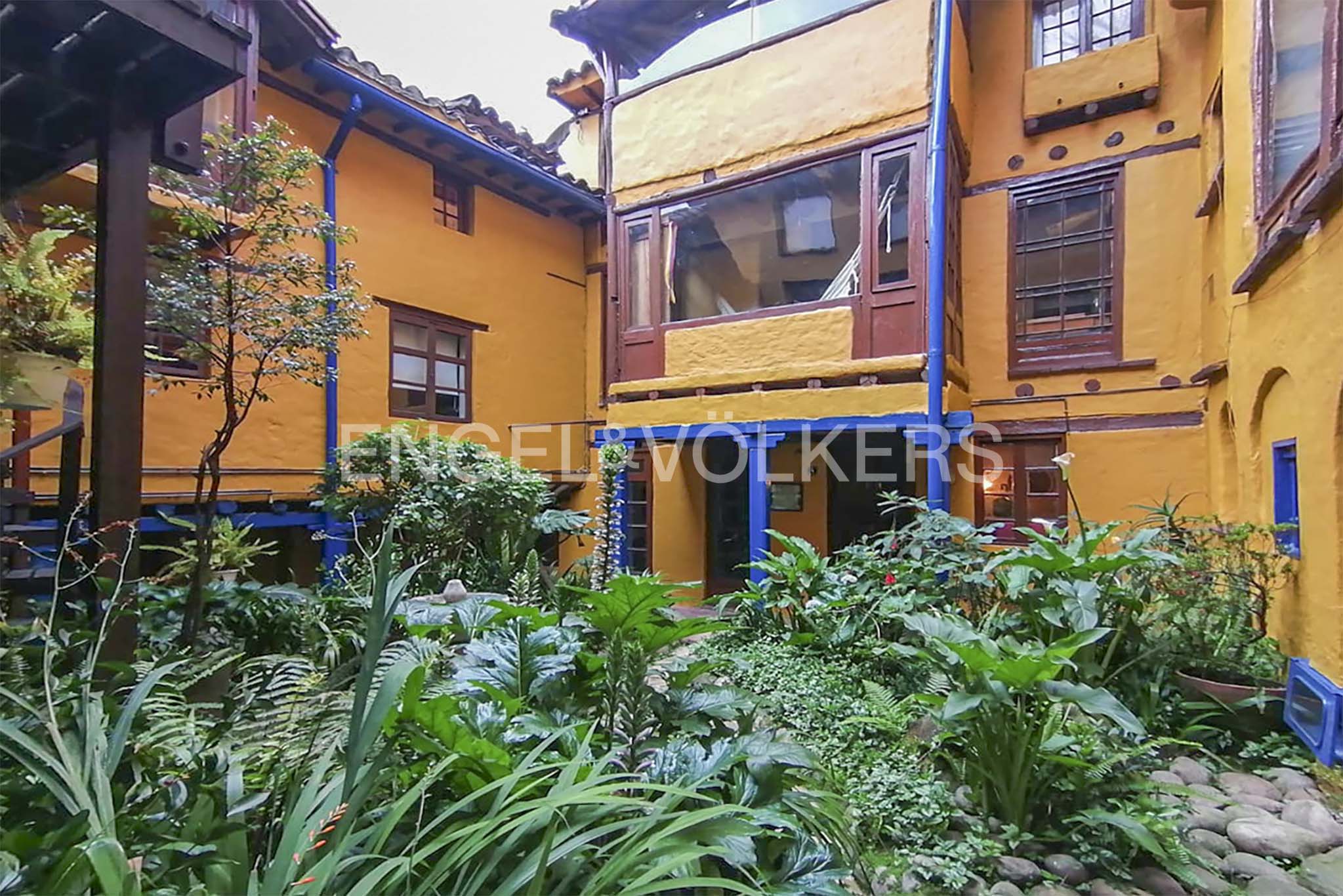 Casa townhouse de 3 pisos en la zona histórica de La Candelaria