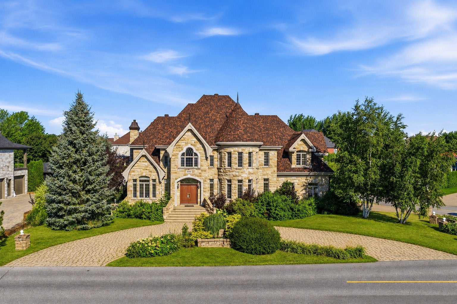 Versatile residence combining space and comfort