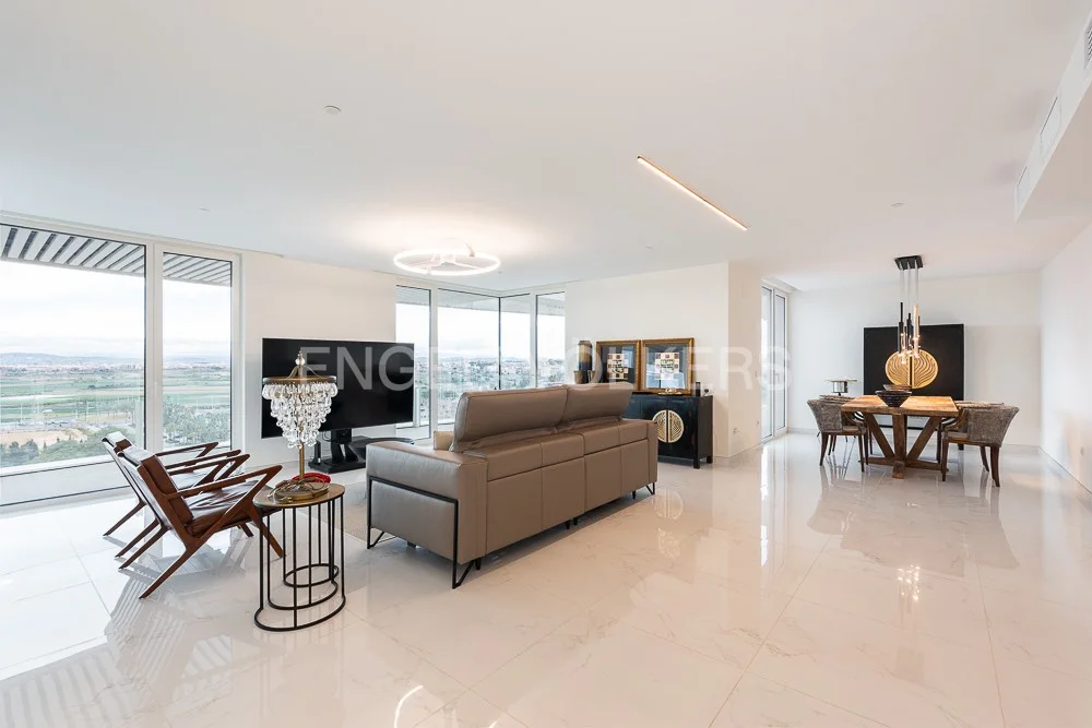 Very spacious property with large terrace and views in Ikon Tower