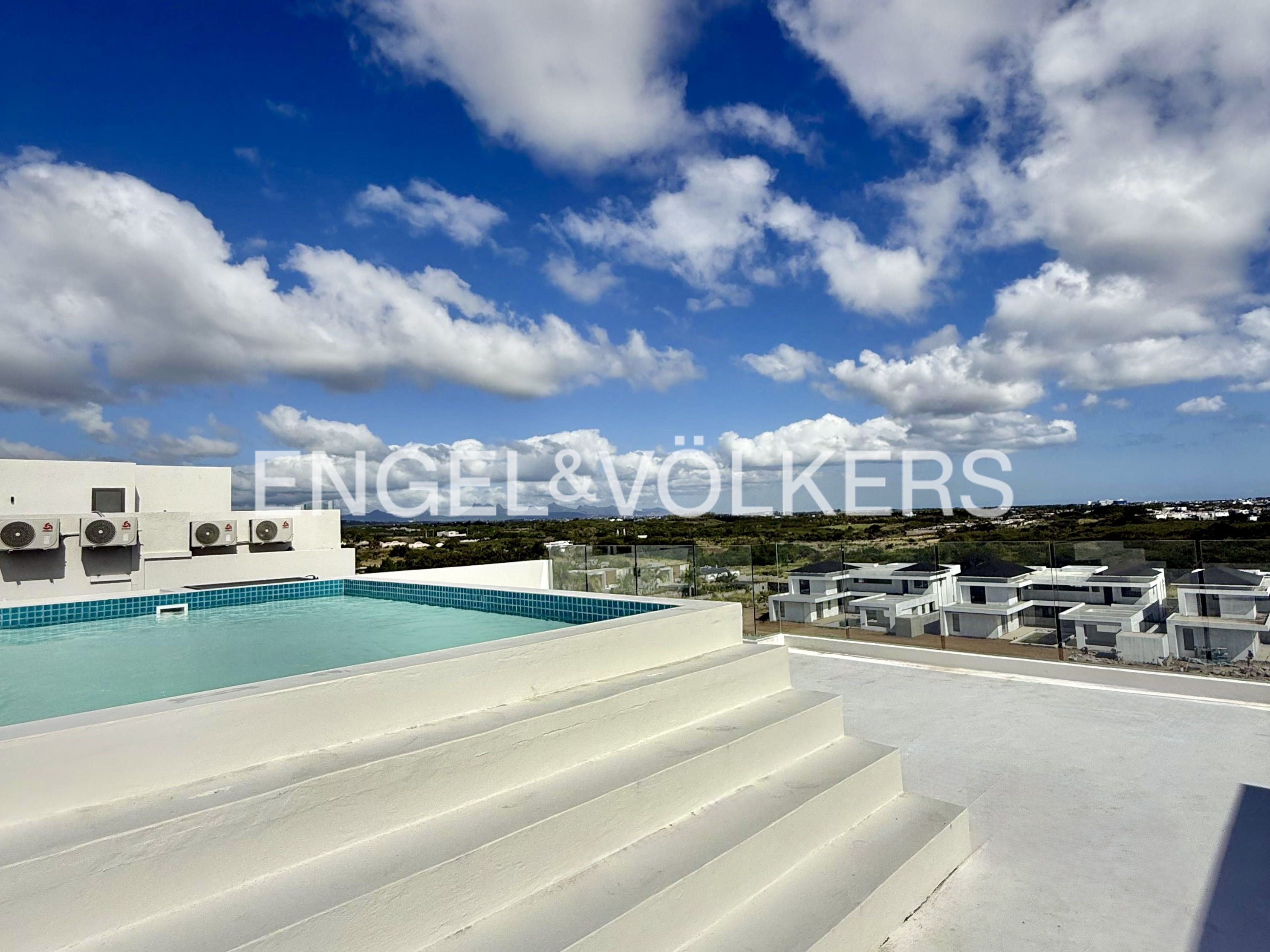 Skyline Bliss: Albezias Penthouse with Private Rooftop & Jacuzzi