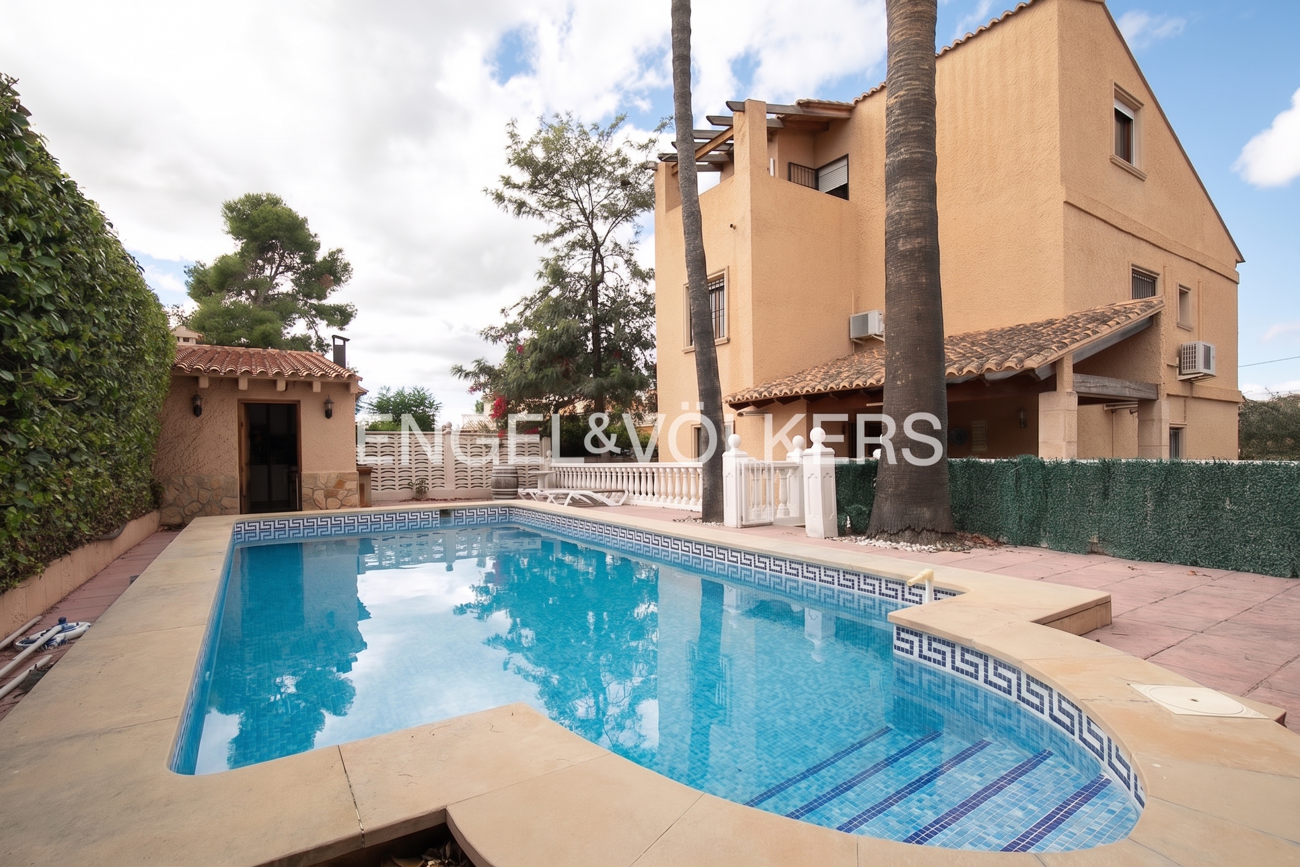 Spacious villa with pool in "L'Eliana" without FURNITURE