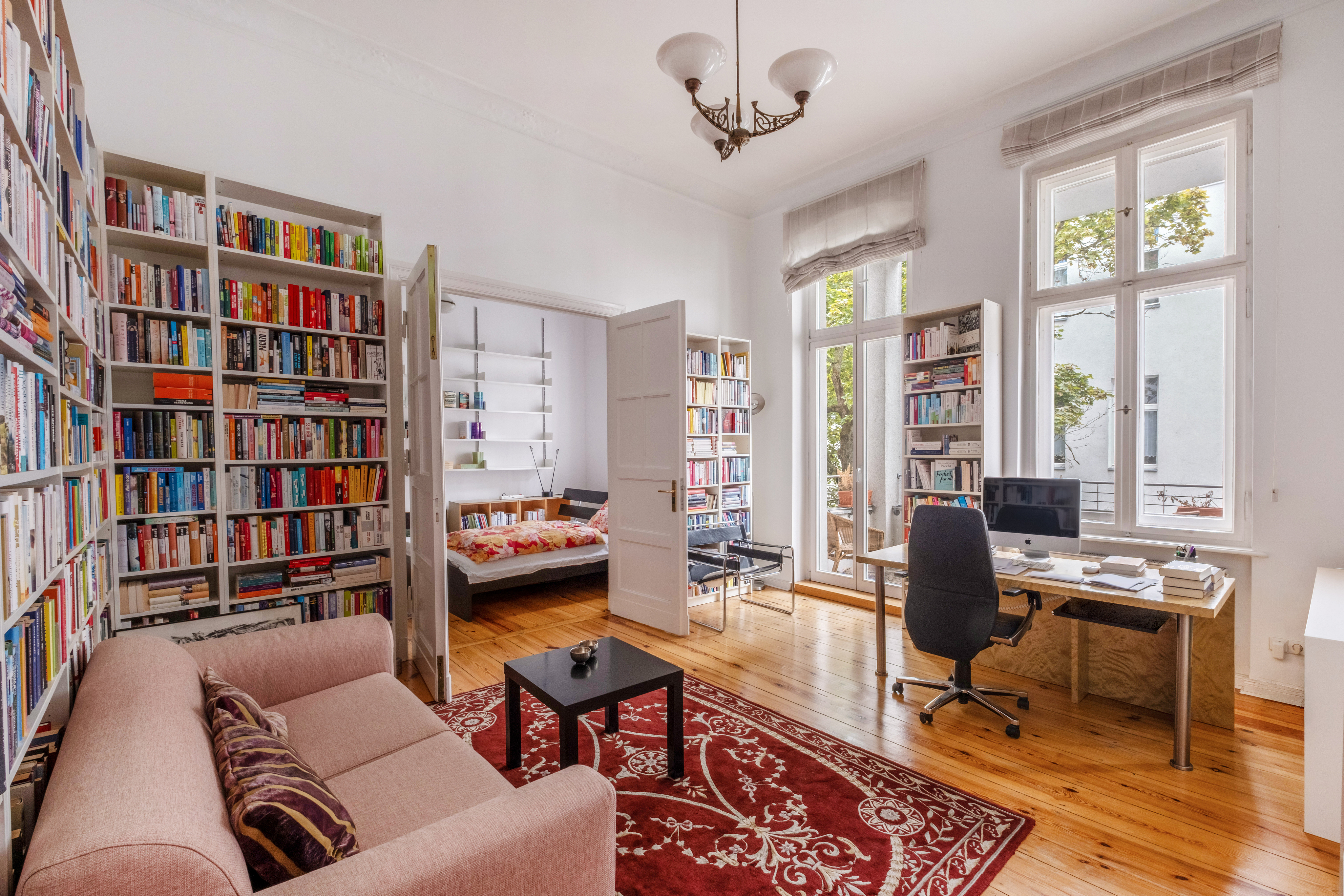 Klassisches Altbaurefugium mit Balkon im Bayerischen Viertel