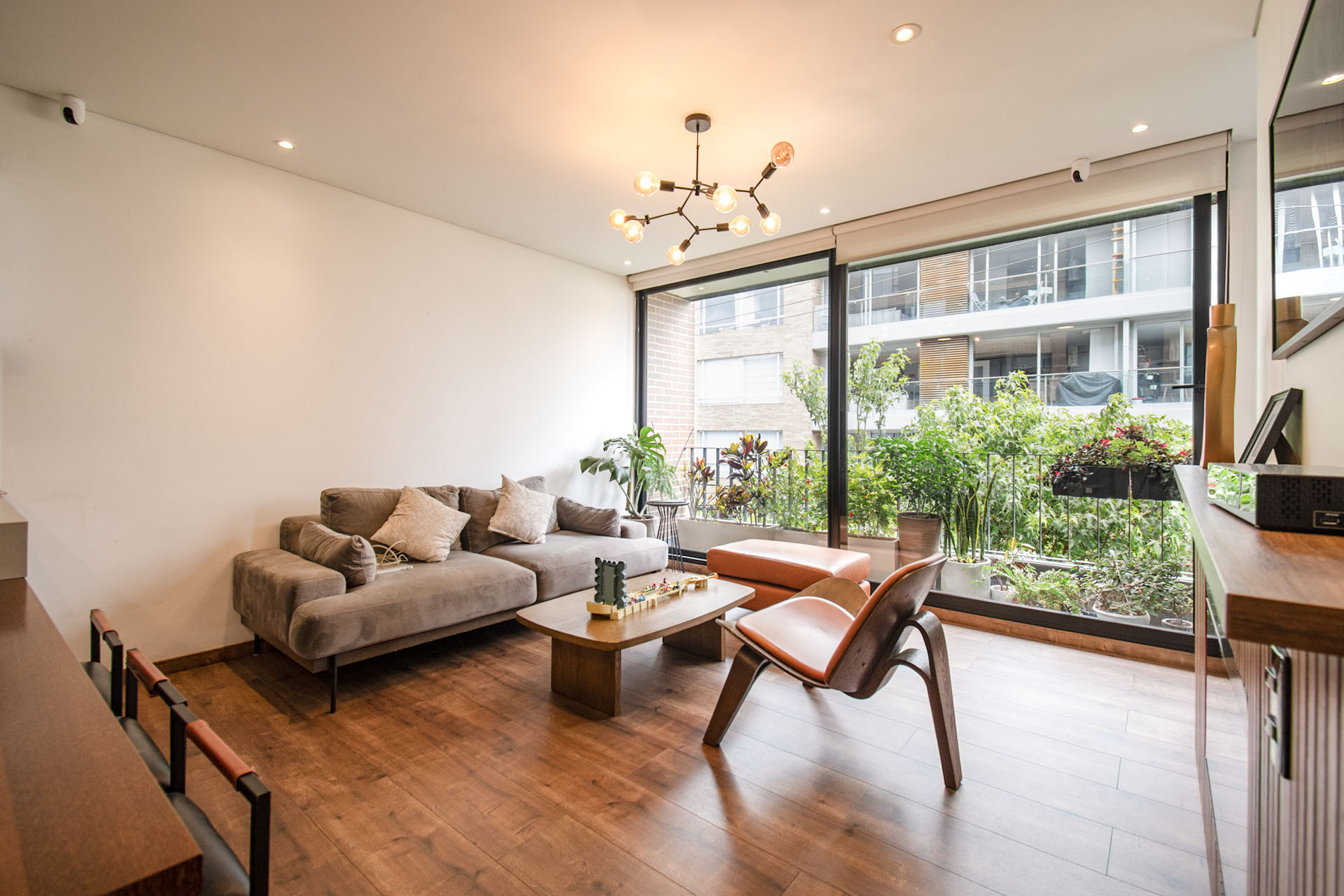 Moderno apartamento con balcón para venta en Santa Paula