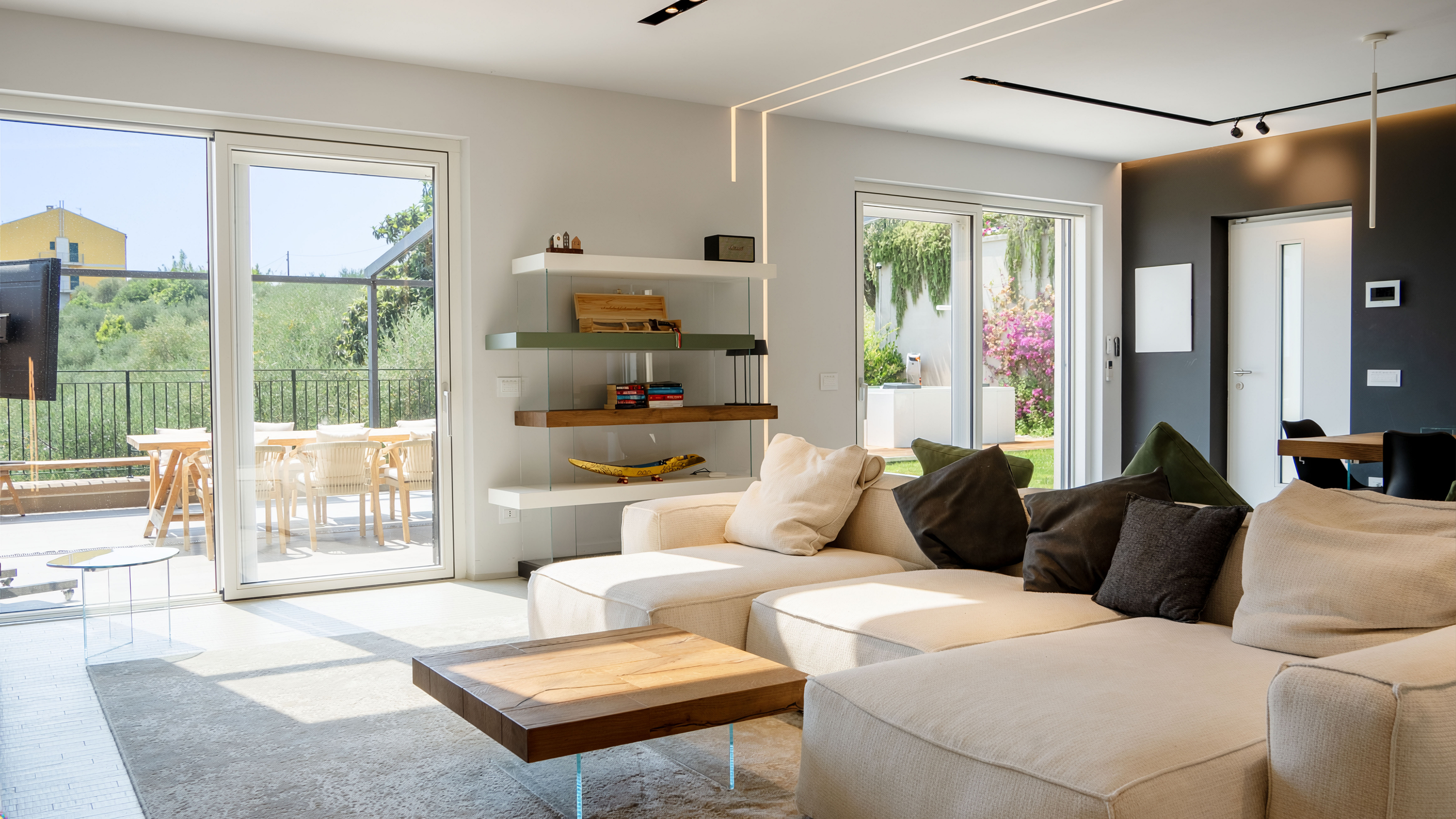Exclusive villa with pool and sea view