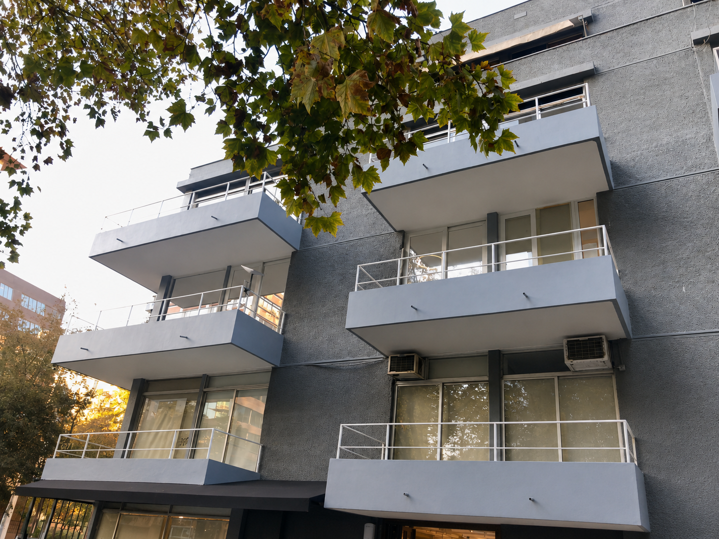Arriendo oficina 123 m2 remodelada El Bosque MUT El Golf
