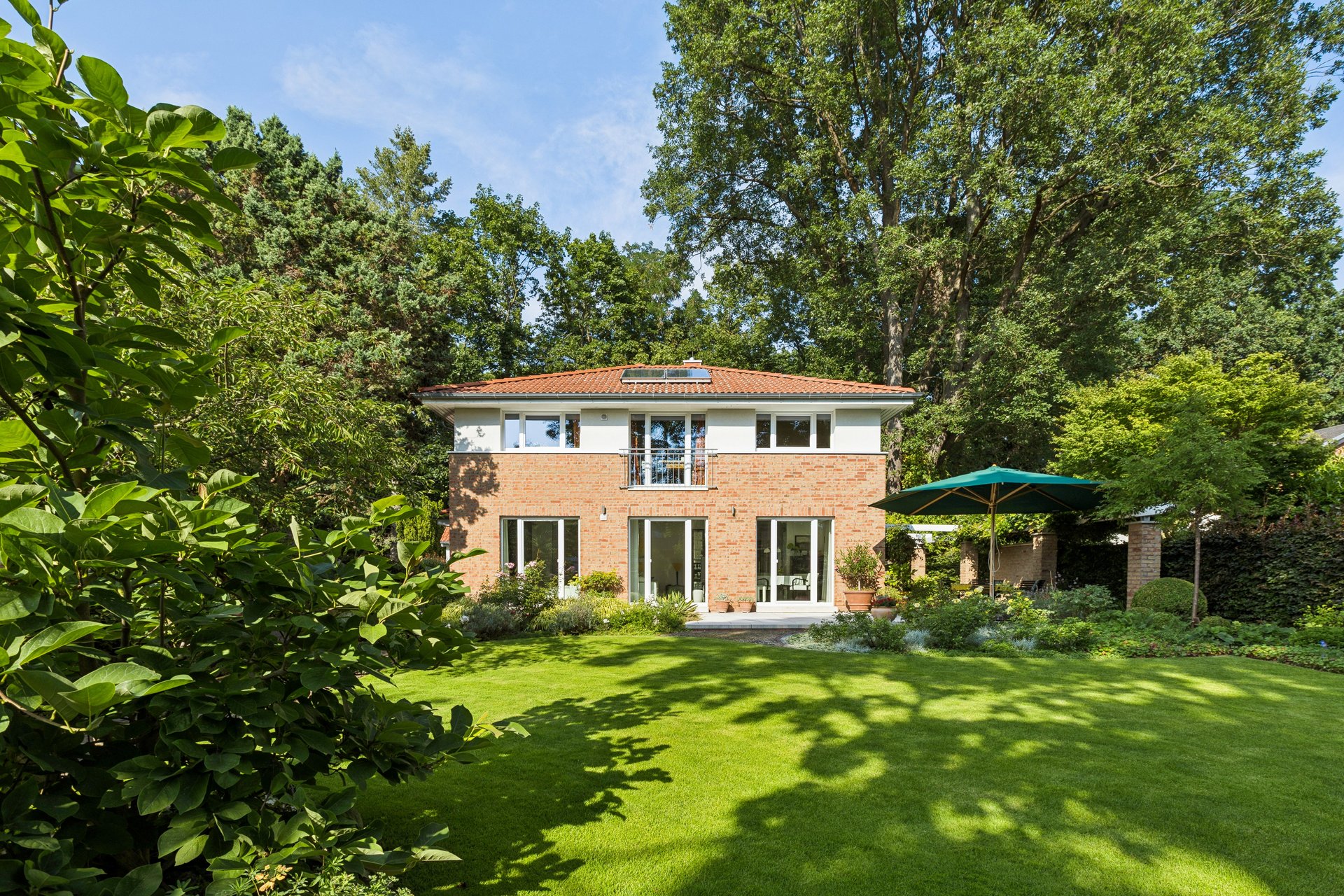 Familienfreundliches Zuhause mit hochwertig gestaltetem Garten und Wohlfühlambiente