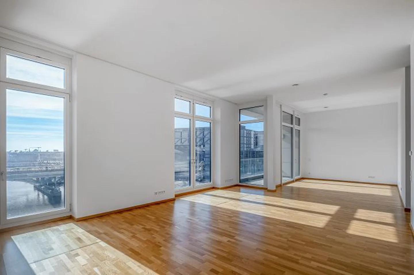 Traumhafter Wasserblick verbunden mit einzigartigem Wohnen in Mitte - Photo 3