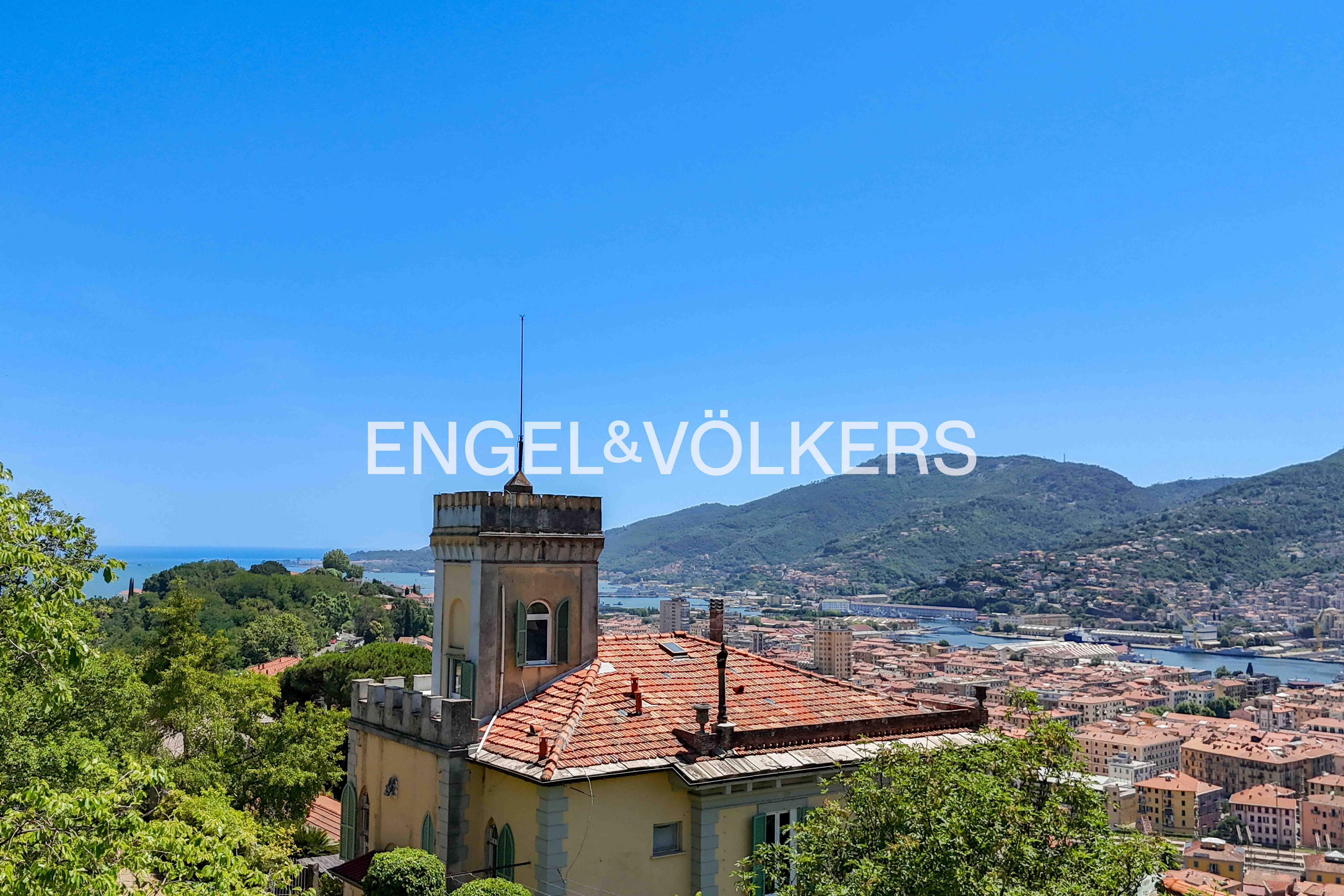 Exclusive penthouse in a historic villa with turret and commanding views over the Gulf of La Spezia