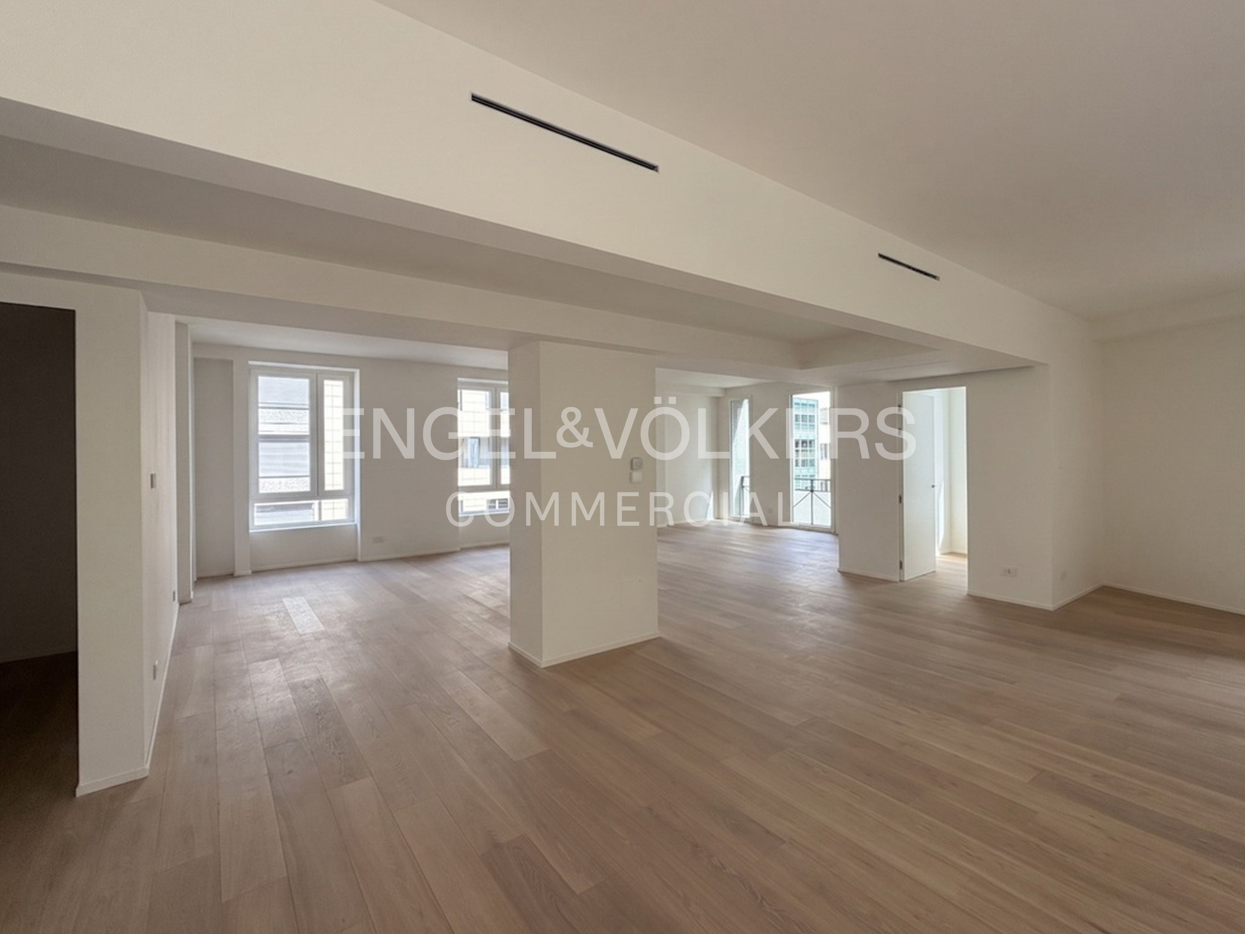 Milano Via Turati | Ufficio open space ristrutturato a nuovo
