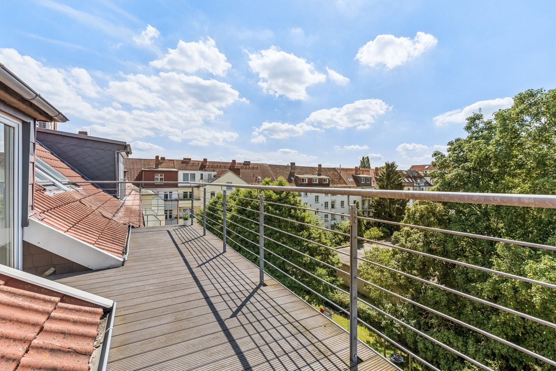 LIST – Charmante Dachgeschosswohnung mit Loftcharakter, Dachterrasse & Garage