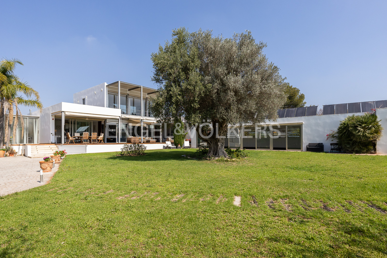 Fantastic house with 4,000m2 garden and pool