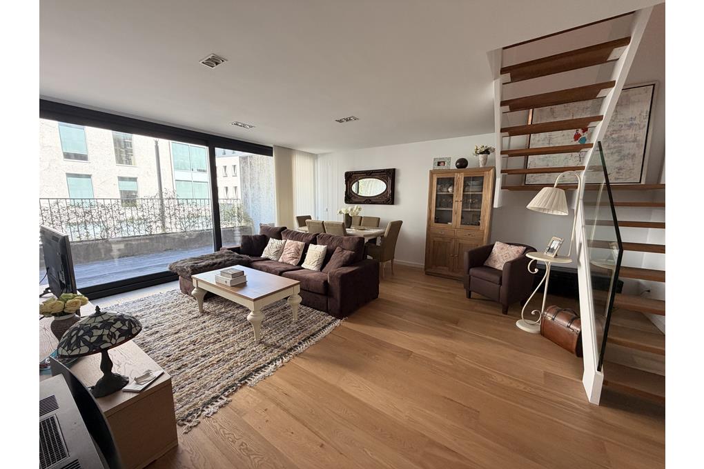 E&V vermietet exklusives möbliertes Duplex mit 3 Schlafzimmern, Terrasse, Garage und hervorragender Ausstattung