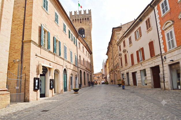 Luxury four-room apartment overlooking Leopardi Square