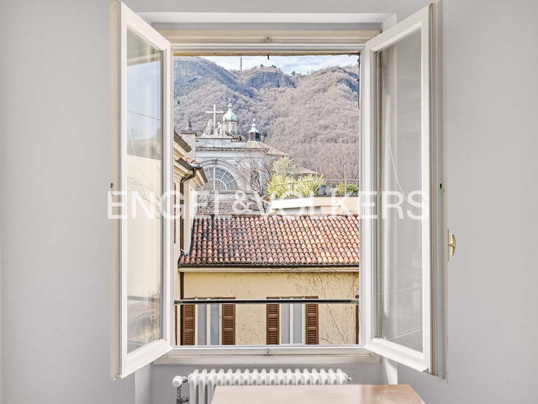 Property unit in historical building in the centre of Como