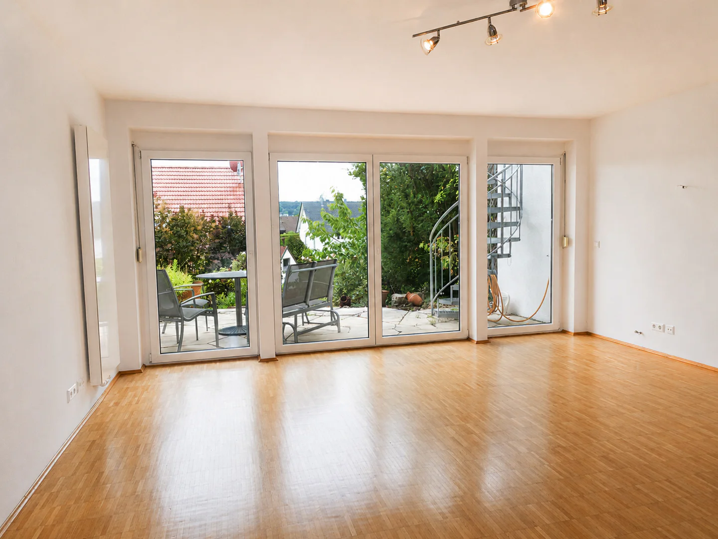 Schickes und gepflegtes RMH zur Miete • Geniale Aussicht, Gärtchen, großzügige Zimmer, EBK, Carport und sofort verfügbar - Photo 2