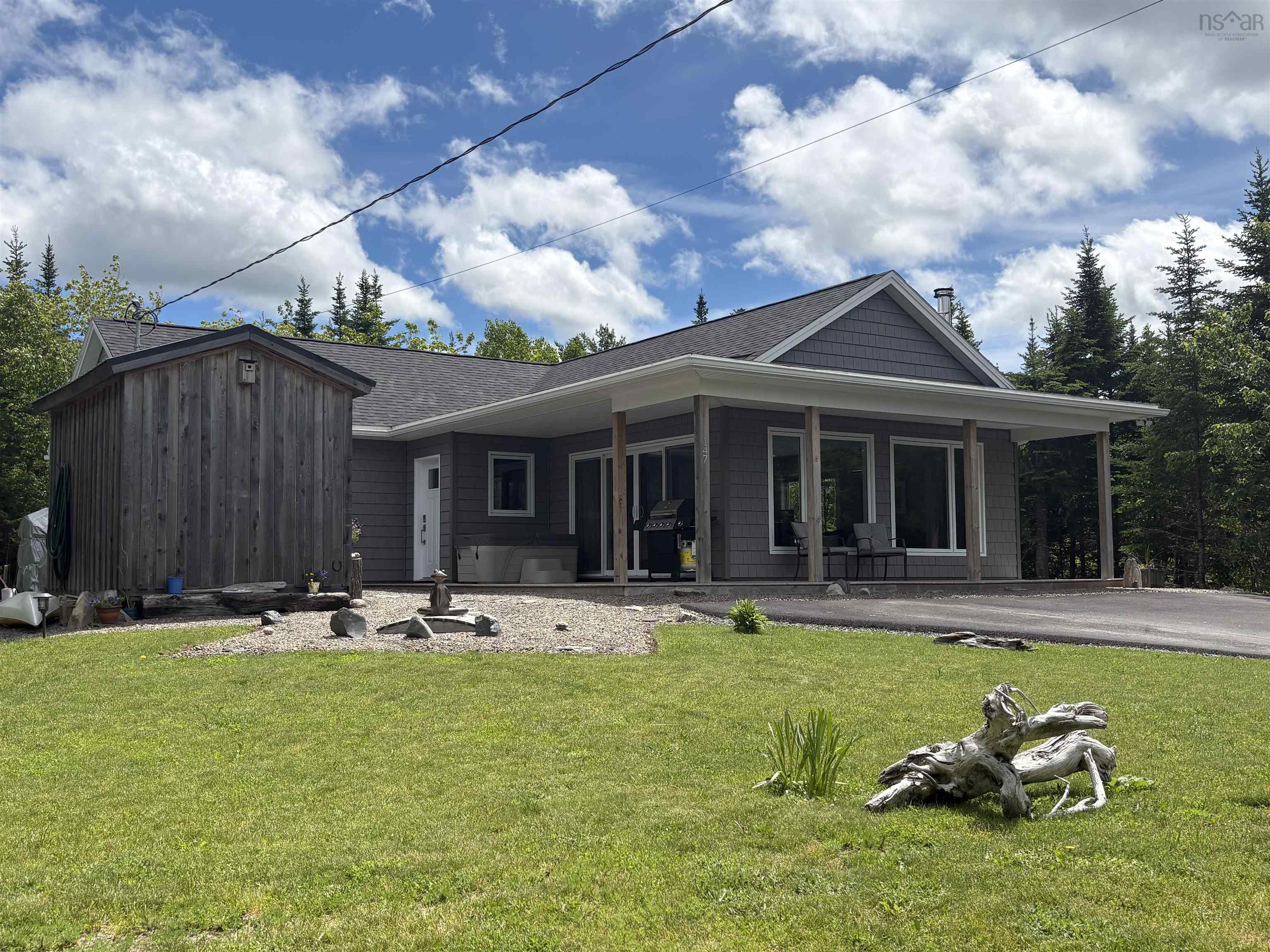 Panoramic Lakeview Bungalow: Modern One-Level Living