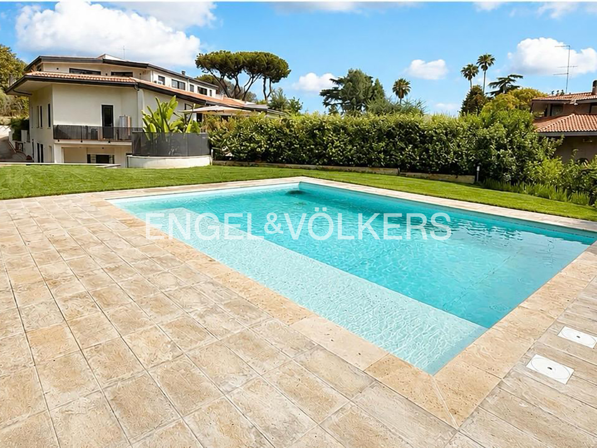 Design and light: exclusive semi-detached villa with pool and private garden