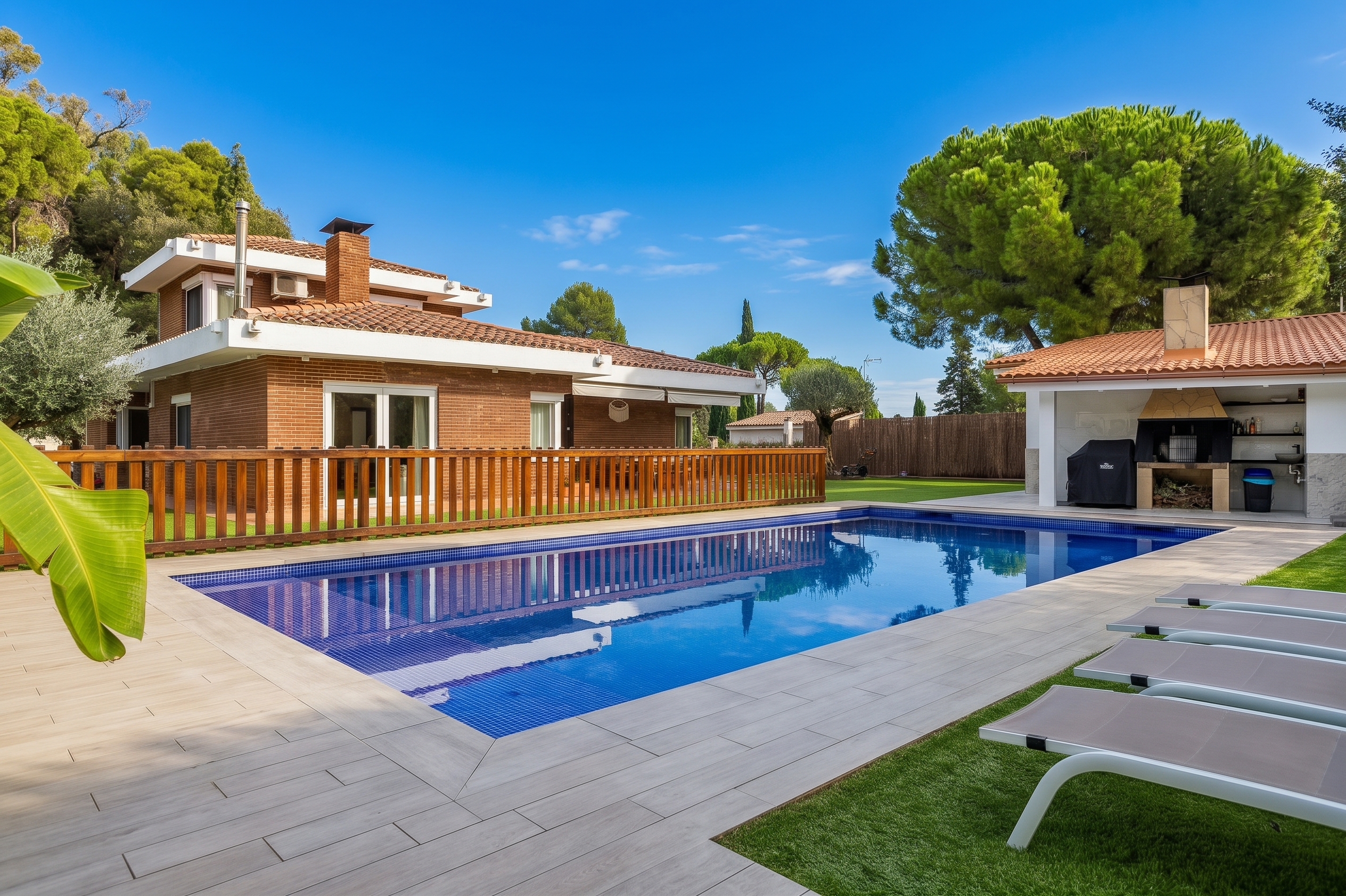 Casa de disseny elegant amb piscina i jardí pla a Bellaterra