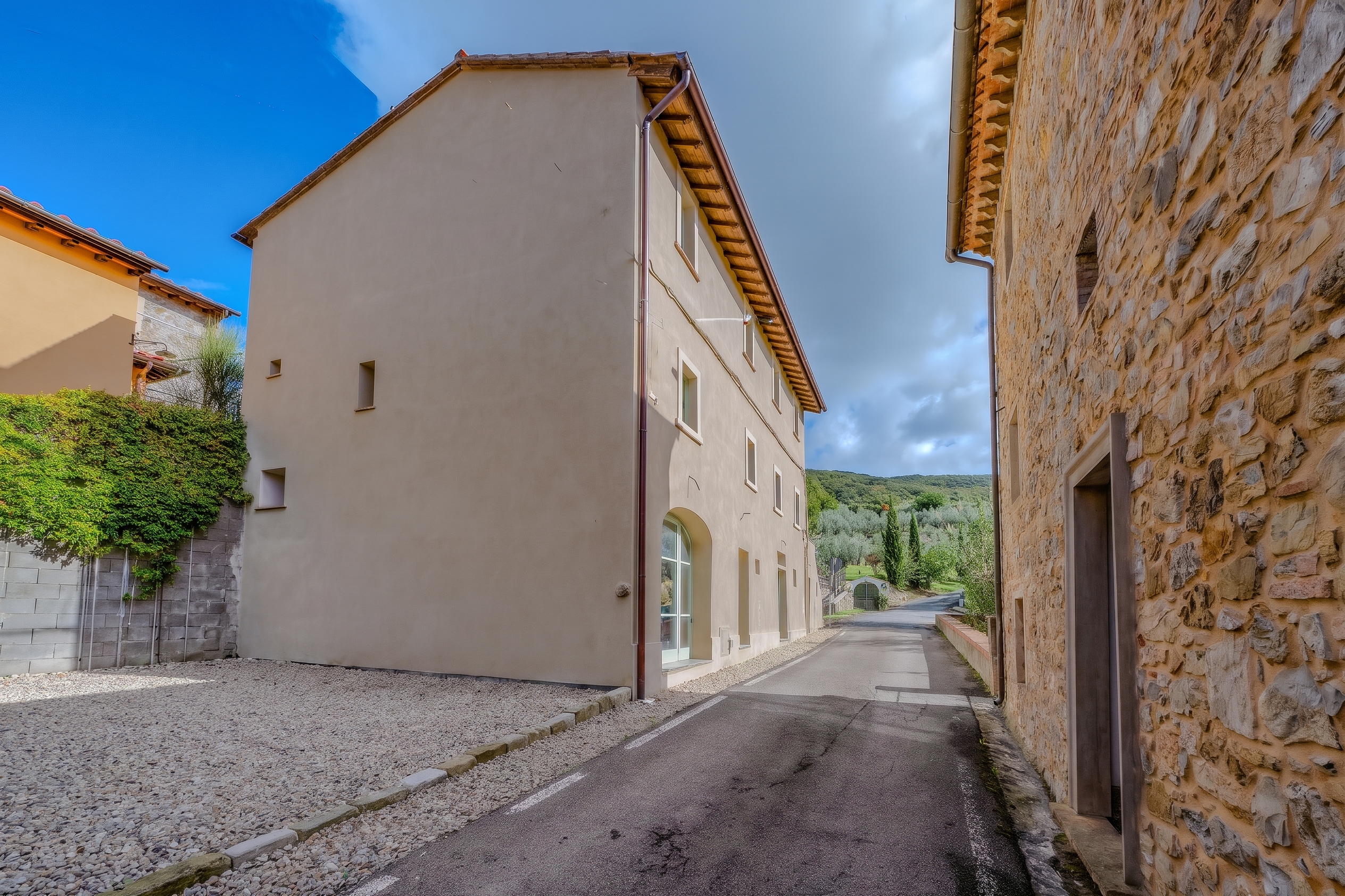 IN TUSCANY, A HOME WITH SOUL [AI-modified]