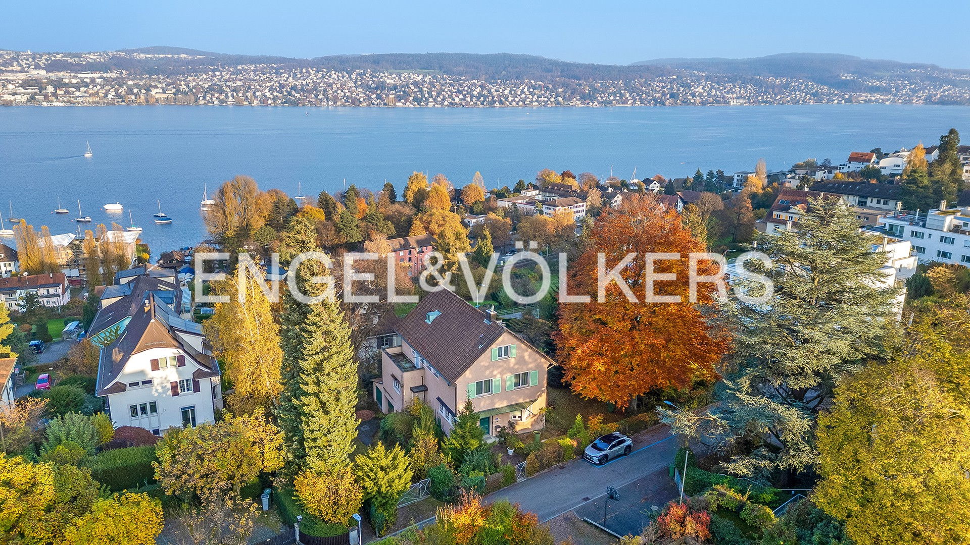 Attractive building land with lake view in an outstanding location